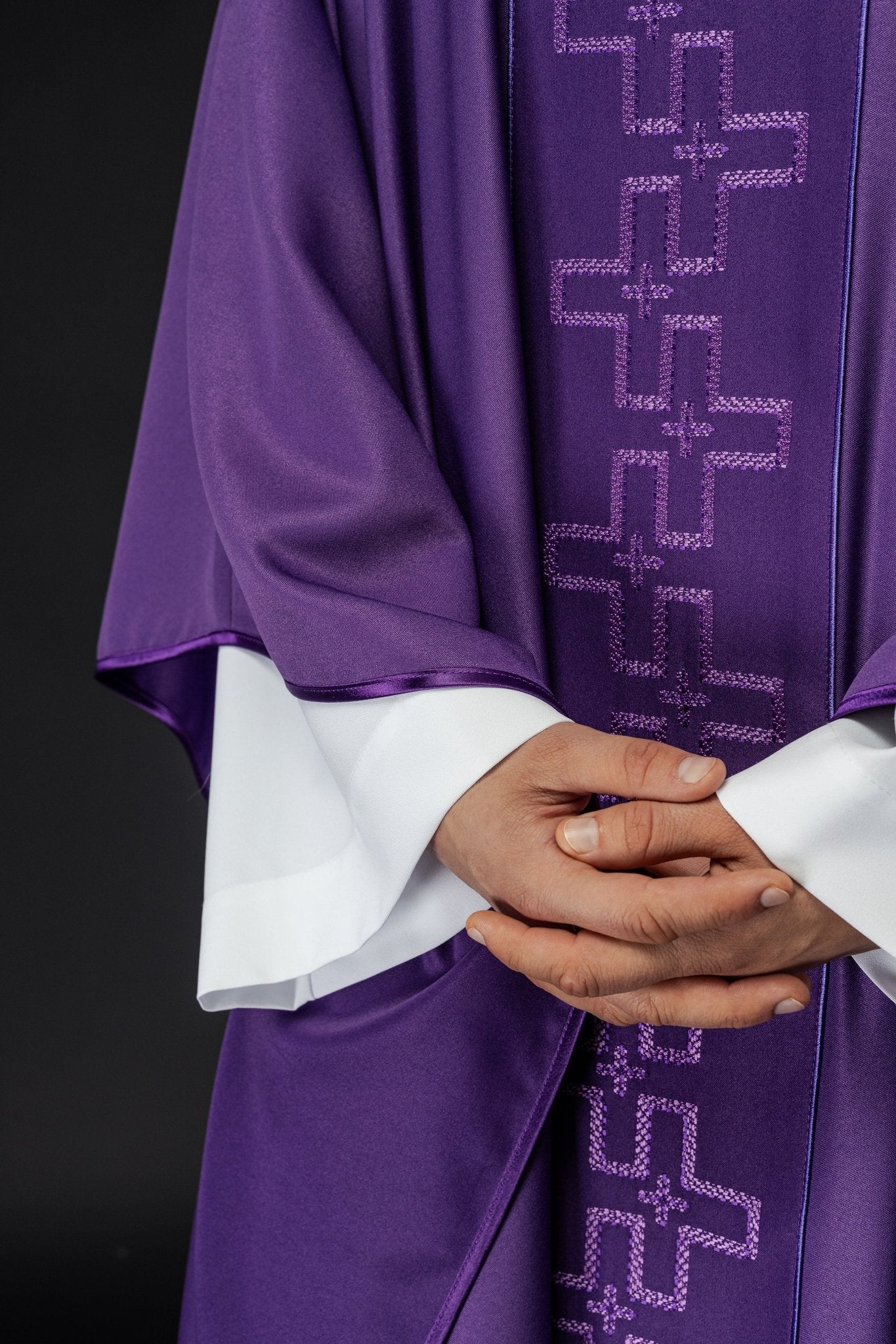 Chasuble avec ceinture richement brodée en croix violet S - 7060 - 03 - 53 - CHASUBLES.FR