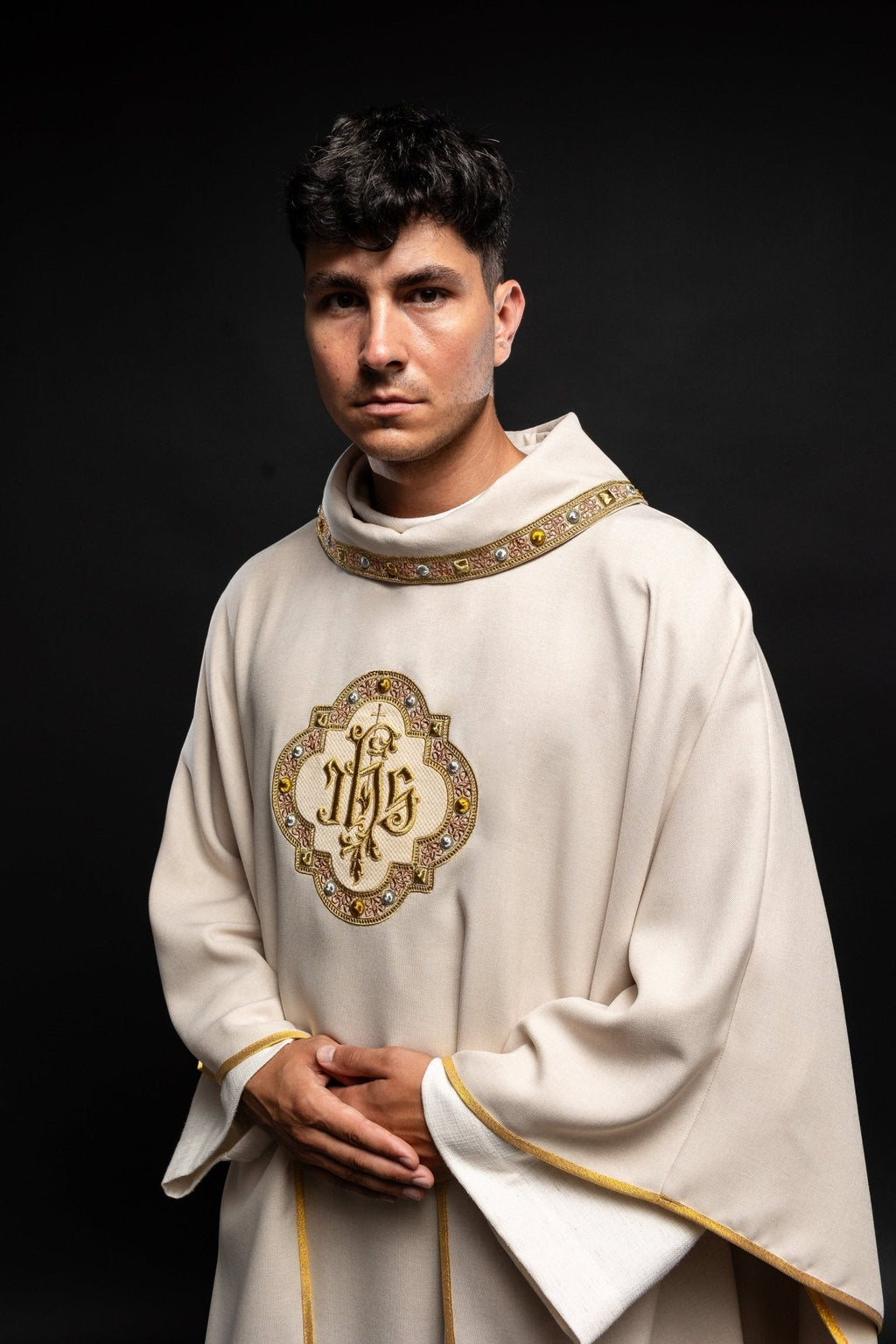Chasuble avec ceinture richement brodée et passepoil autour de la broderie IHS et du col en écru S - 7073 - 05 - 70 - CHASUBLES.FR
