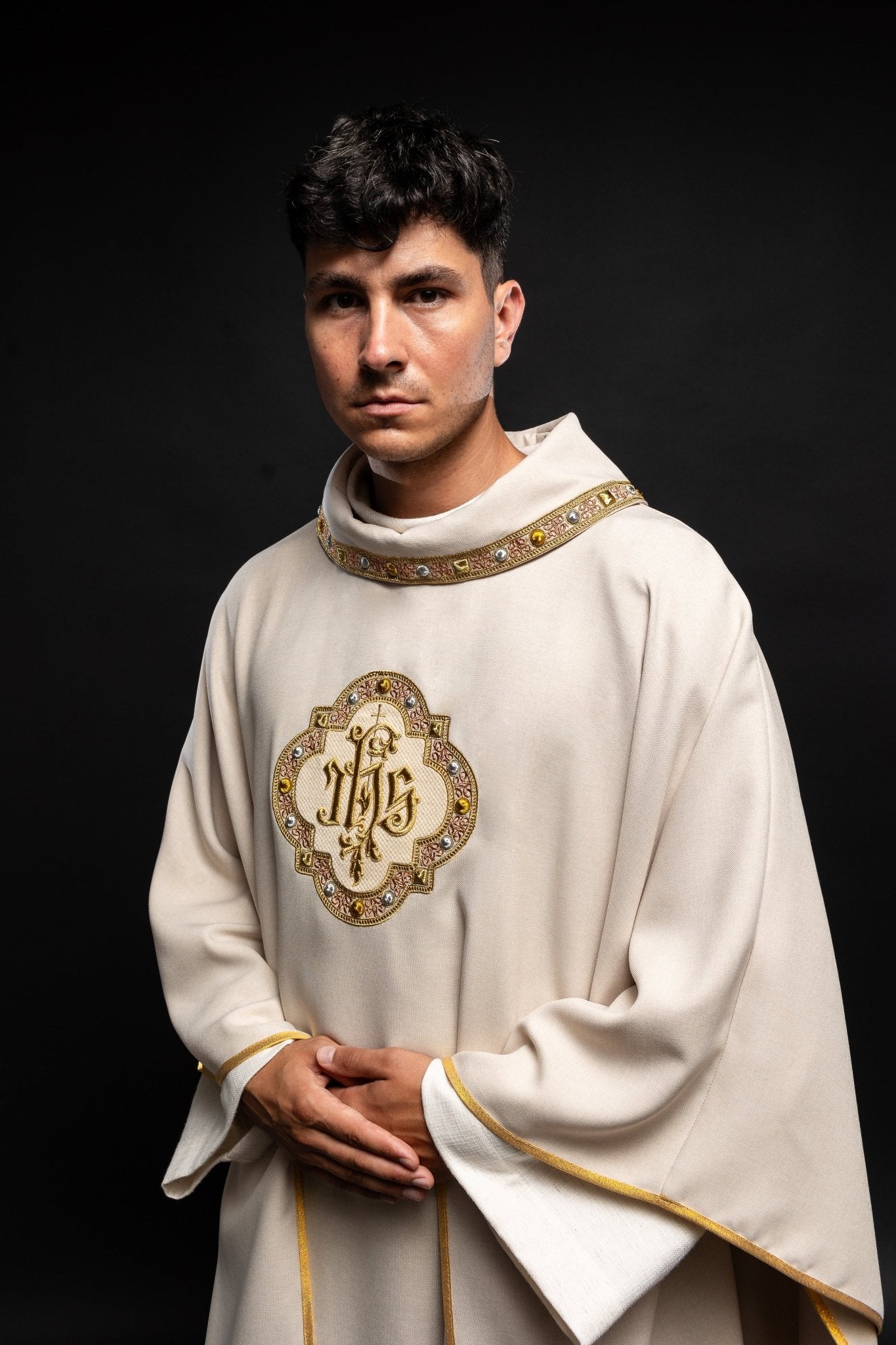 Chasuble avec ceinture richement brodée et passepoil autour de la broderie IHS et du col en écru S - 7073 - 05 - 70 - CHASUBLES.FR