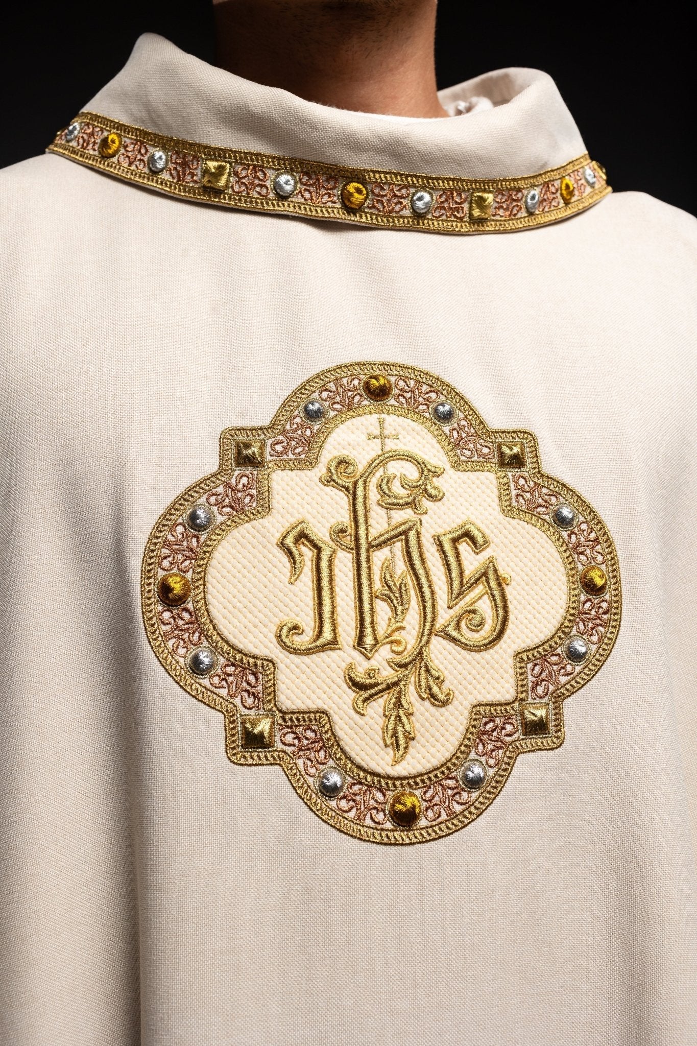 Chasuble avec ceinture richement brodée et passepoil autour de la broderie IHS et du col en écru S - 7073 - 05 - 70 - CHASUBLES.FR