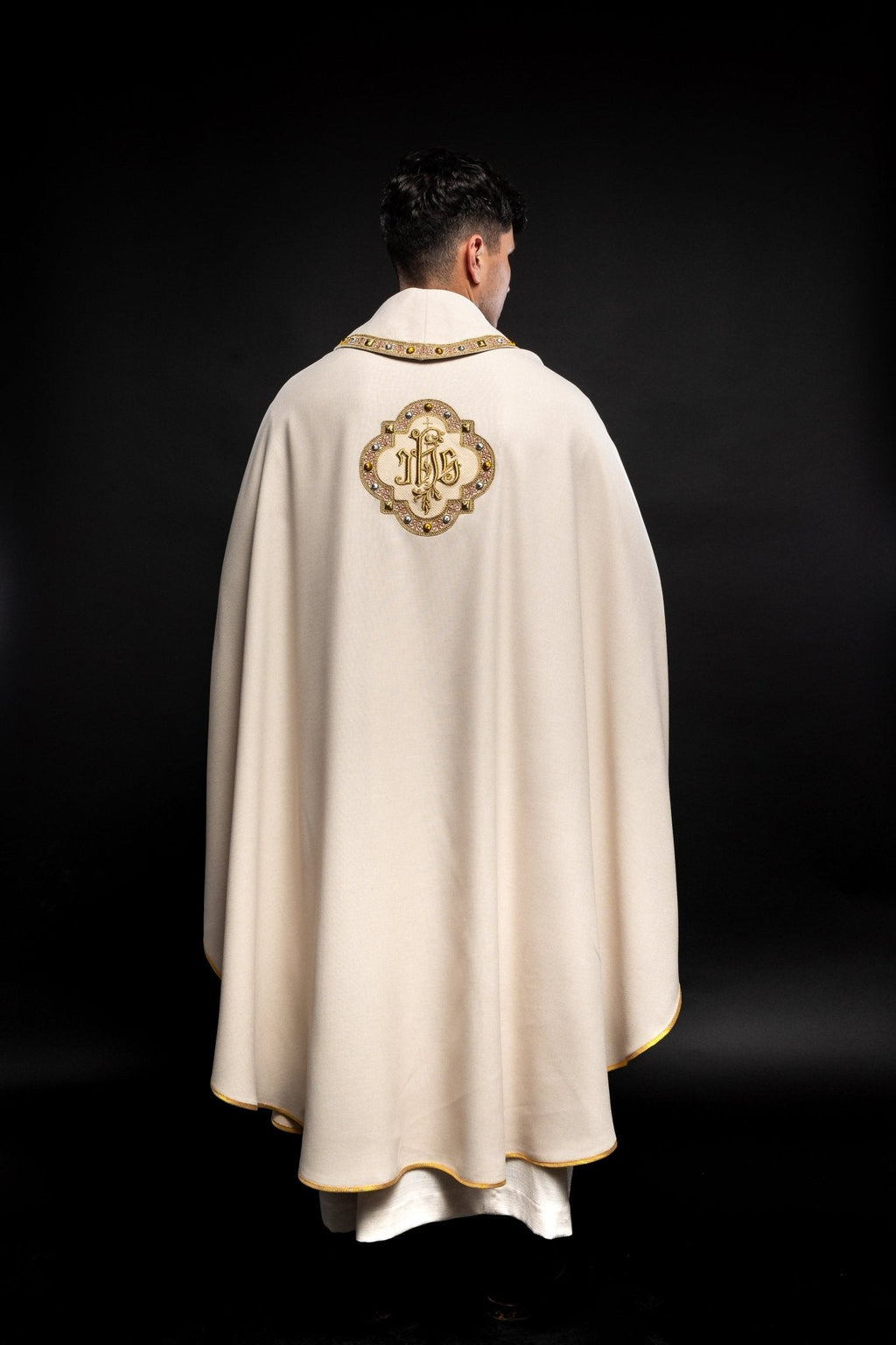 Chasuble avec ceinture richement brodée et passepoil autour de la broderie IHS et du col en écru S - 7073 - 05 - 70 - CHASUBLES.FR