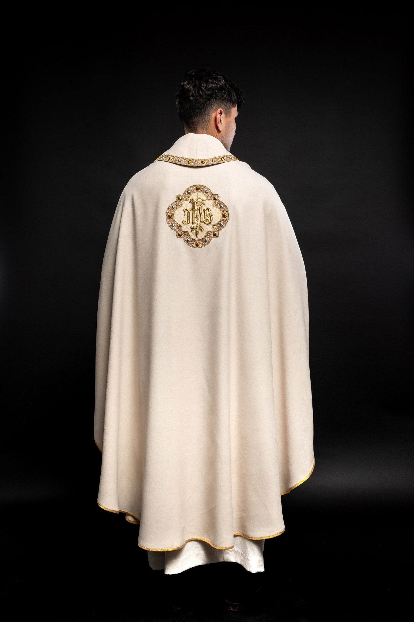 Chasuble avec ceinture richement brodée et passepoil autour de la broderie IHS et du col en écru S - 7073 - 05 - 70 - CHASUBLES.FR