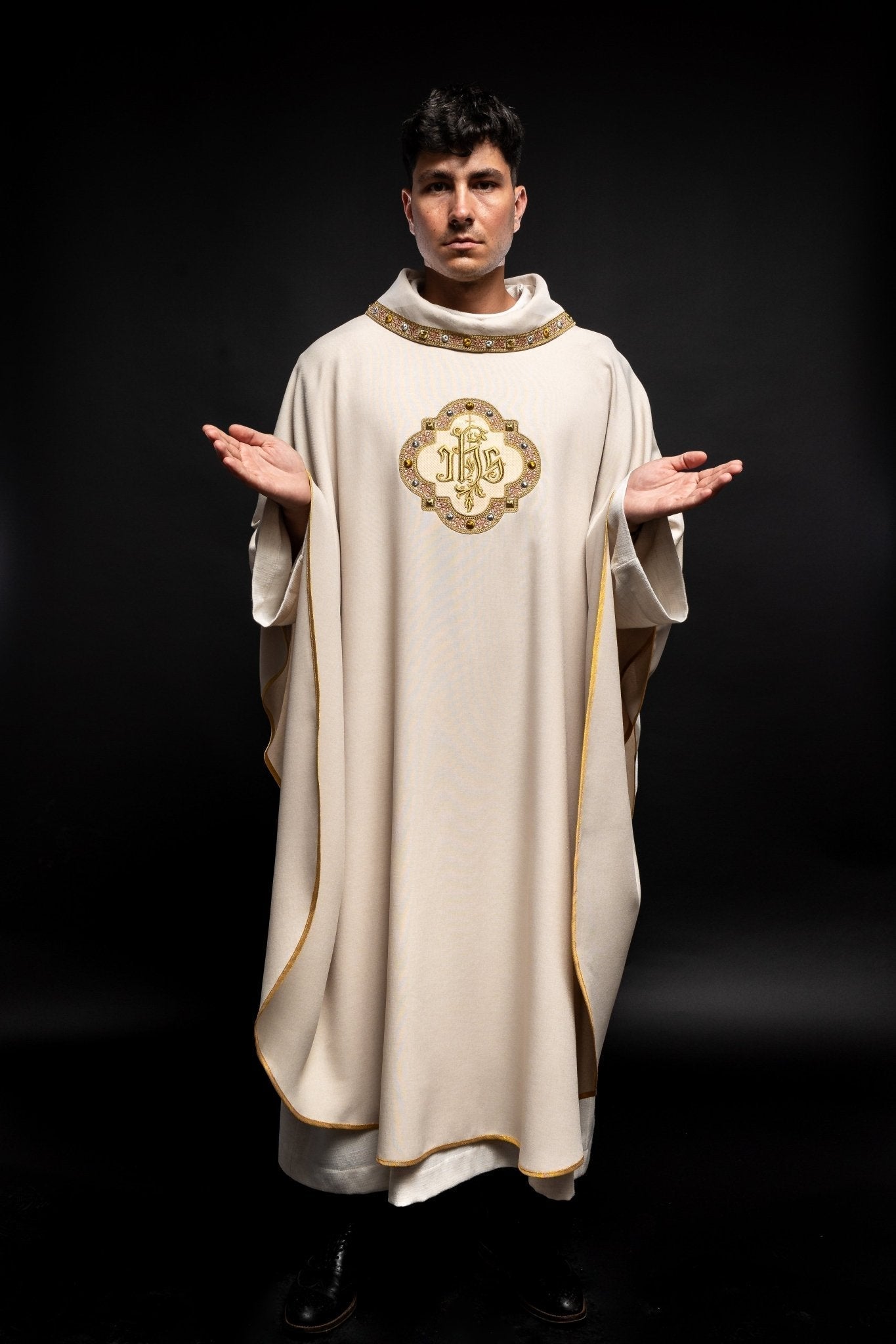 Chasuble avec ceinture richement brodée et passepoil autour de la broderie IHS et du col en écru S - 7073 - 05 - 70 - CHASUBLES.FR