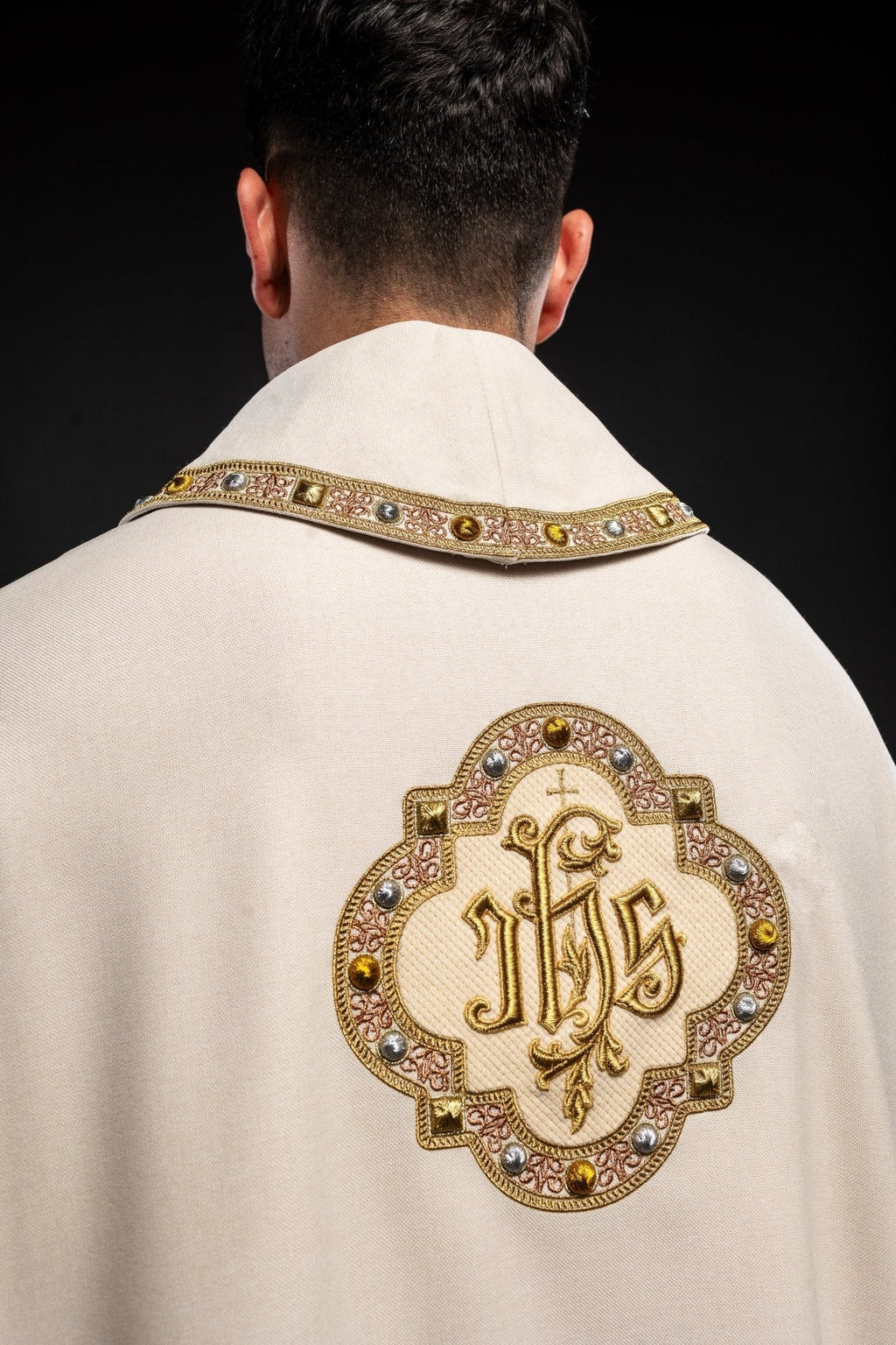 Chasuble avec ceinture richement brodée et passepoil autour de la broderie IHS et du col en écru S - 7073 - 05 - 70 - CHASUBLES.FR