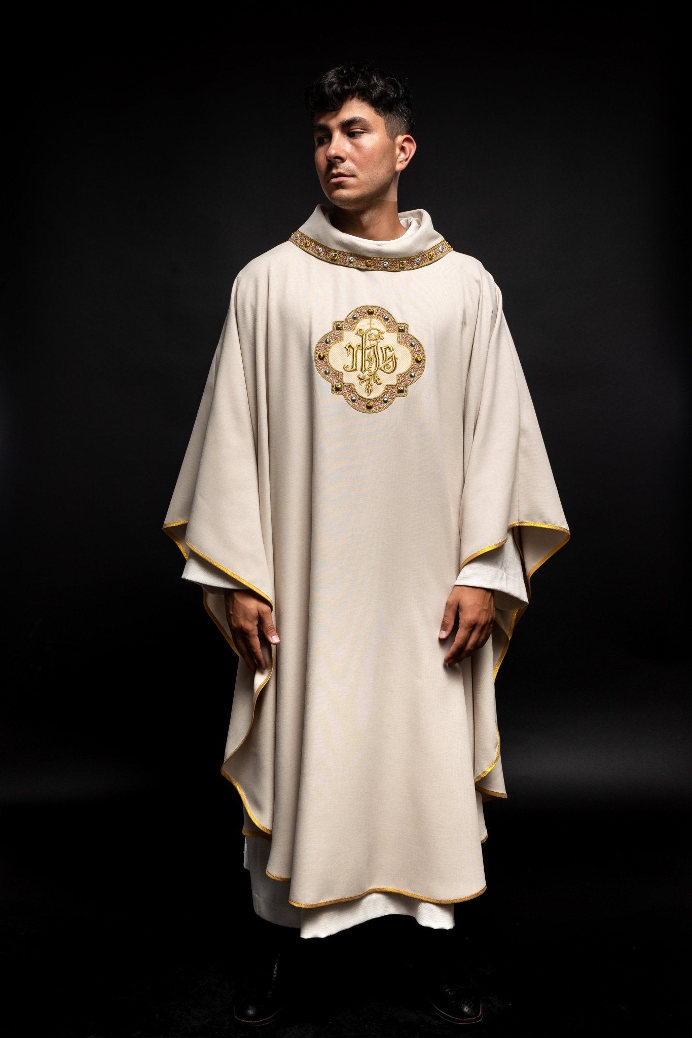 Chasuble avec ceinture richement brodée et passepoil autour de la broderie IHS et du col en écru S - 7073 - 05 - 70 - CHASUBLES.FR