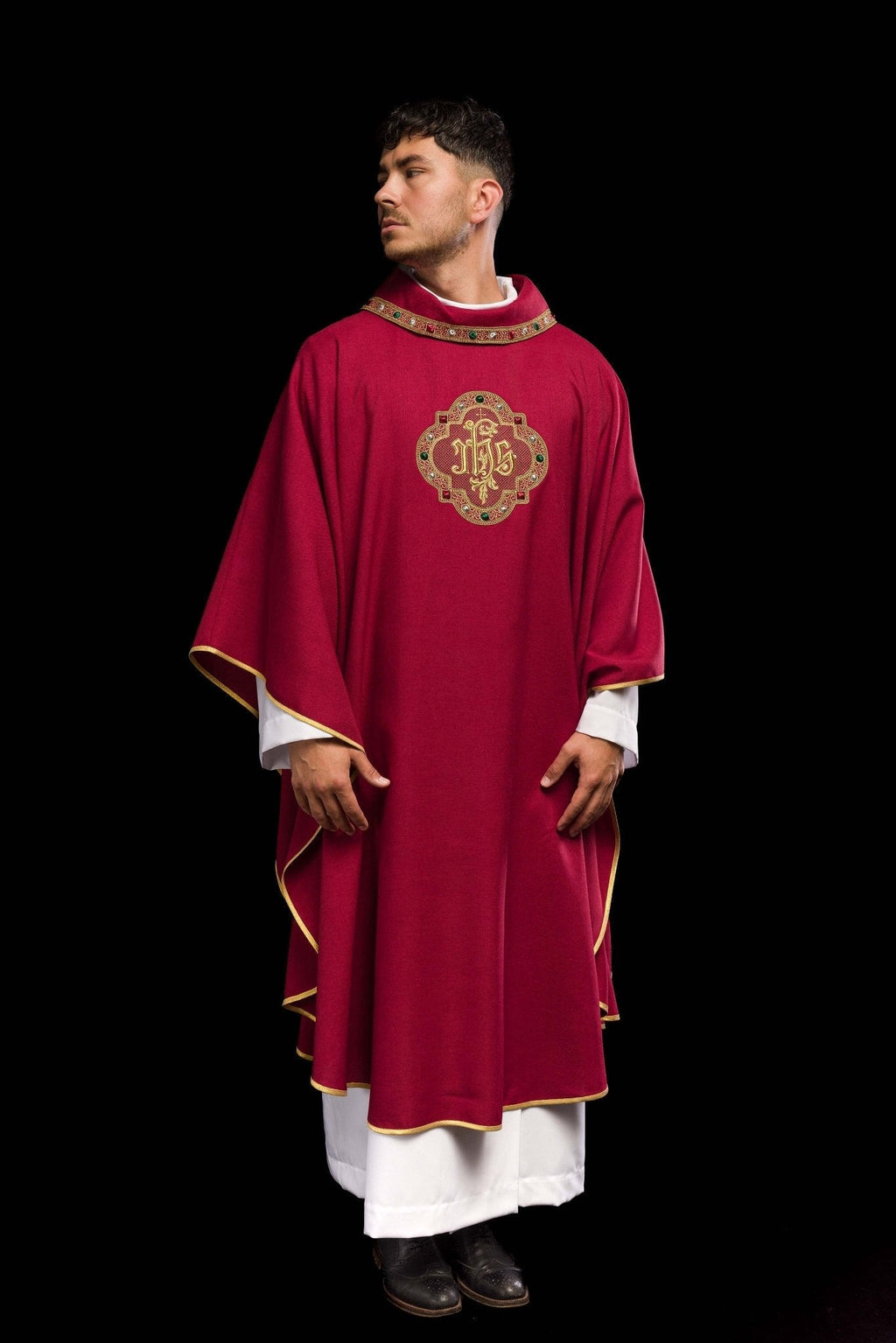 Chasuble avec ceinture richement brodée et passepoil autour de la broderie IHS et du col en rouge S - 7073 - 02 - 70 - CHASUBLES.FR