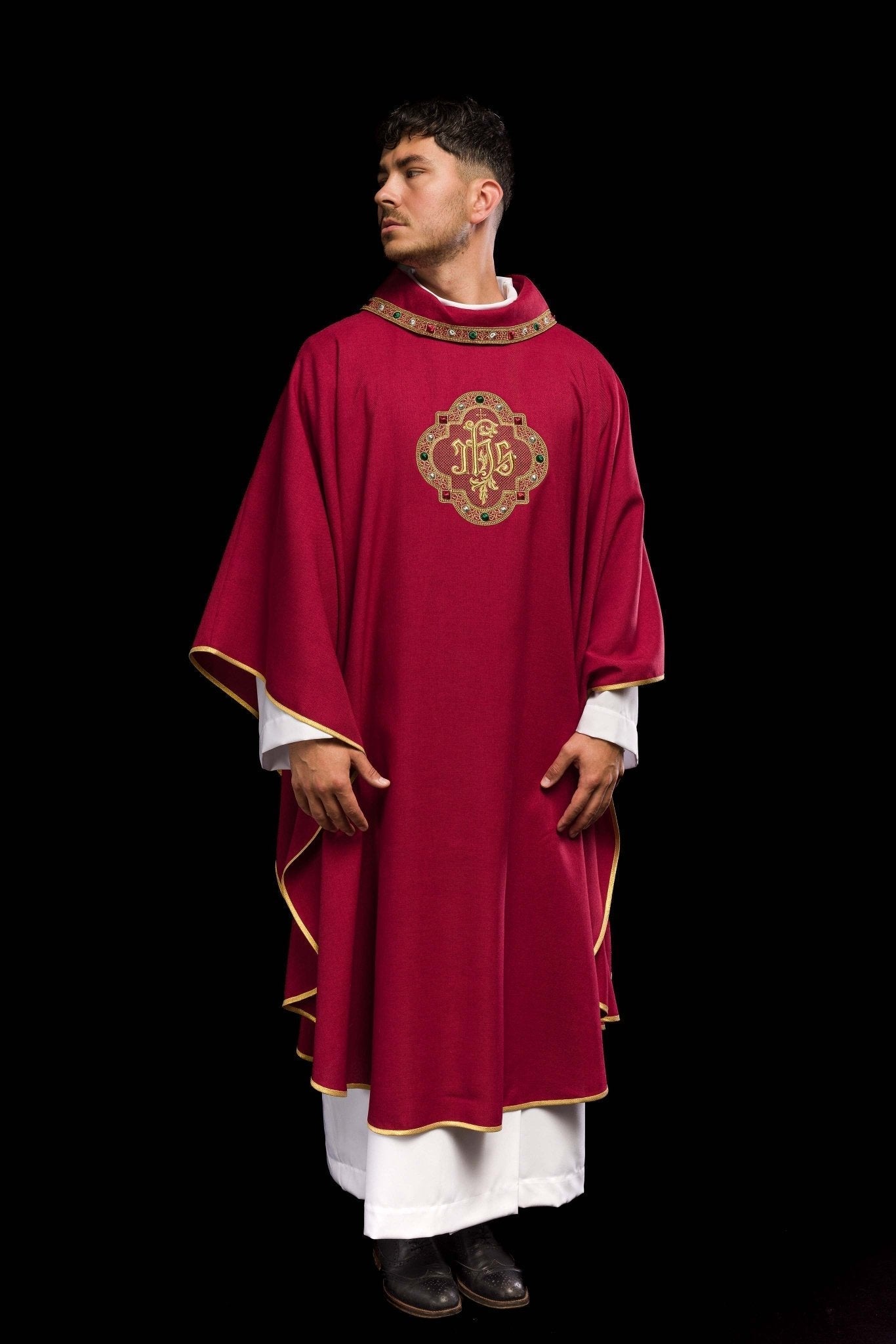 Chasuble avec ceinture richement brodée et passepoil autour de la broderie IHS et du col en rouge S - 7073 - 02 - 70 - CHASUBLES.FR