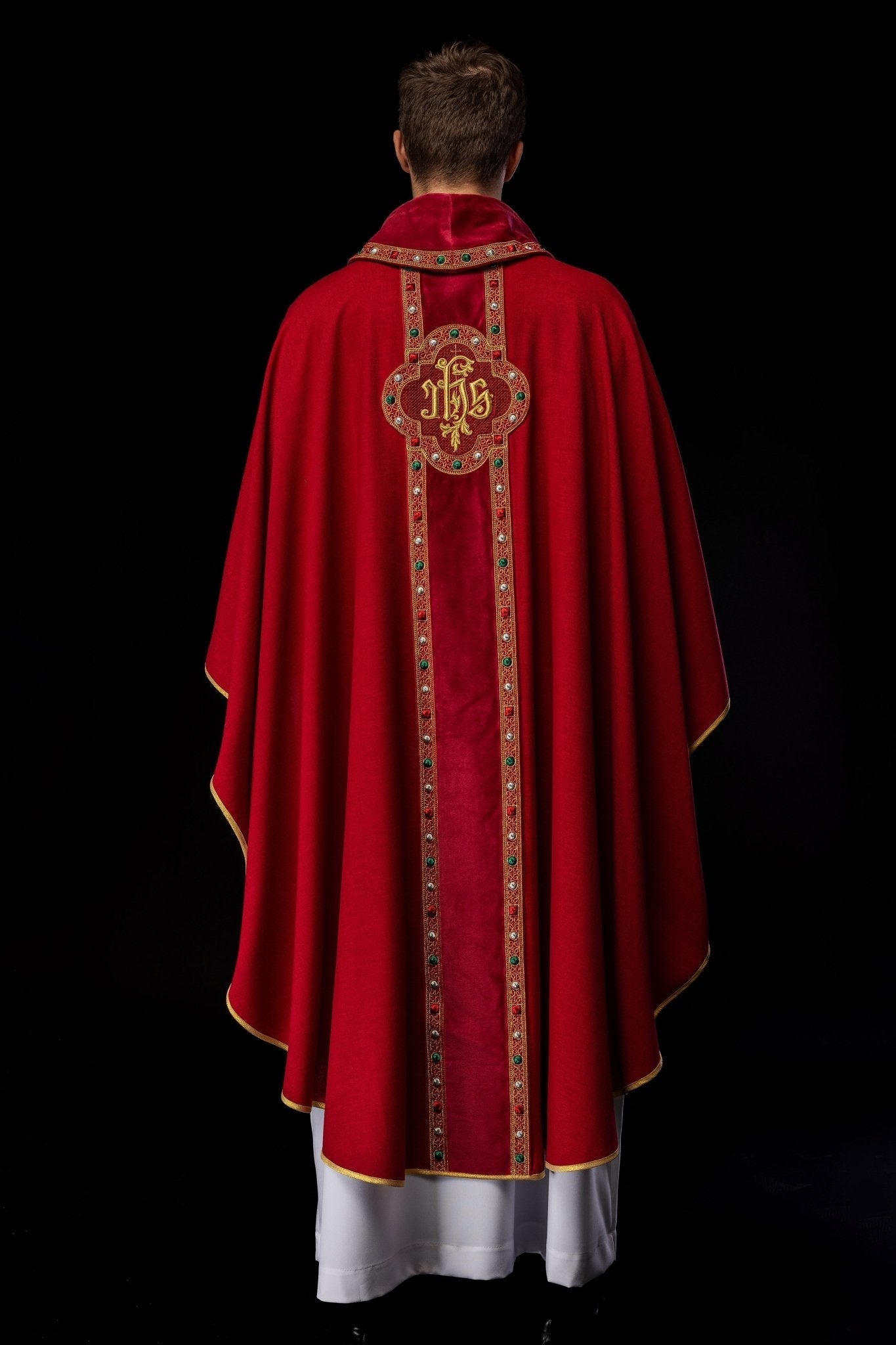 Chasuble avec ceinture richement brodée et passepoil autour de la broderie IHS et du col en rouge S - 7067 - 02 - 70 - CHASUBLES.FR