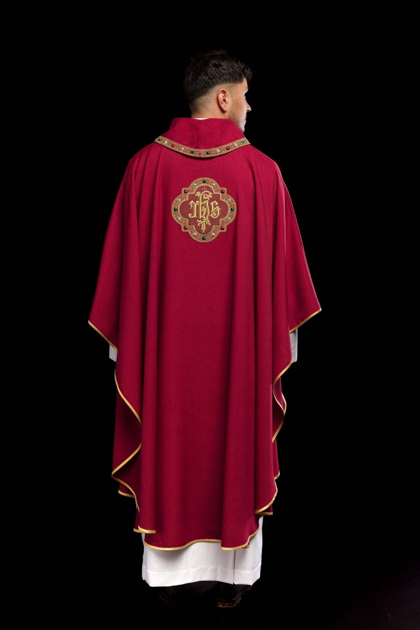 Chasuble avec ceinture richement brodée et passepoil autour de la broderie IHS et du col en rouge S - 7073 - 02 - 70 - CHASUBLES.FR