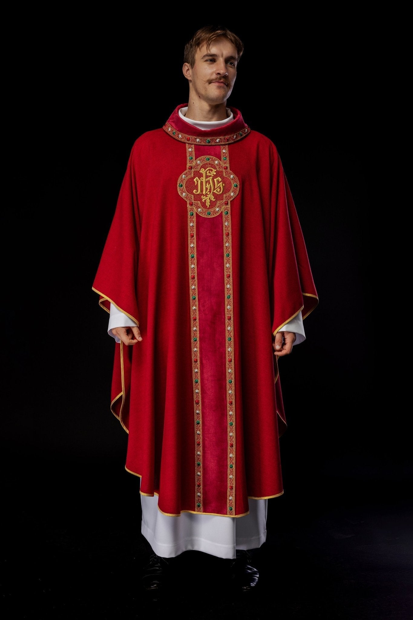 Chasuble avec ceinture richement brodée et passepoil autour de la broderie IHS et du col en rouge S - 7067 - 02 - 70 - CHASUBLES.FR