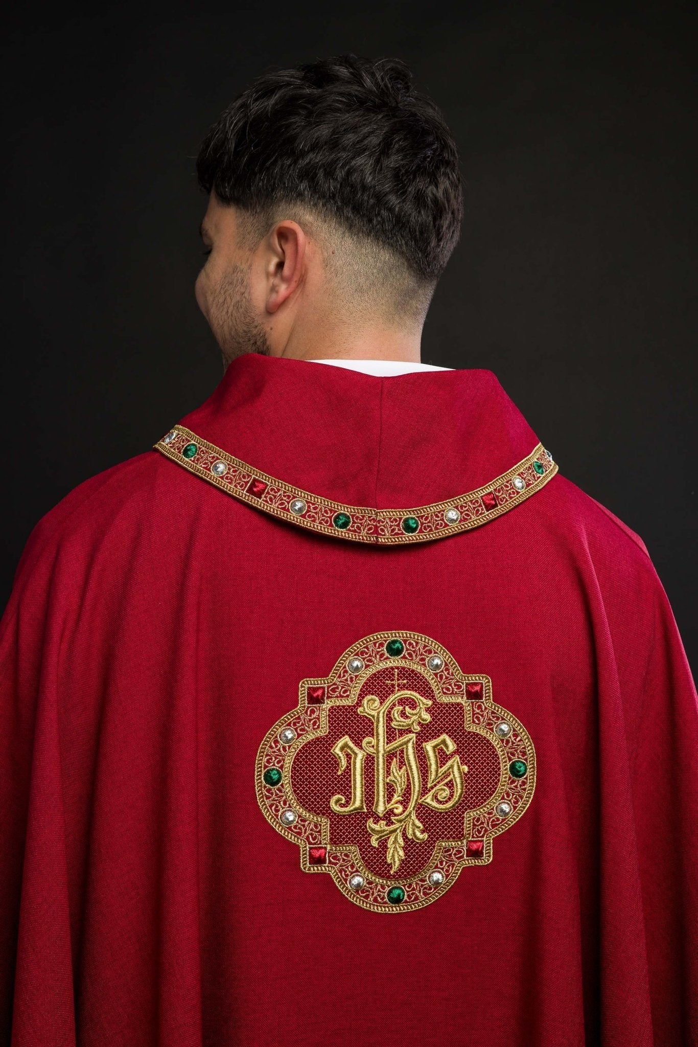 Chasuble avec ceinture richement brodée et passepoil autour de la broderie IHS et du col en rouge S - 7073 - 02 - 70 - CHASUBLES.FR