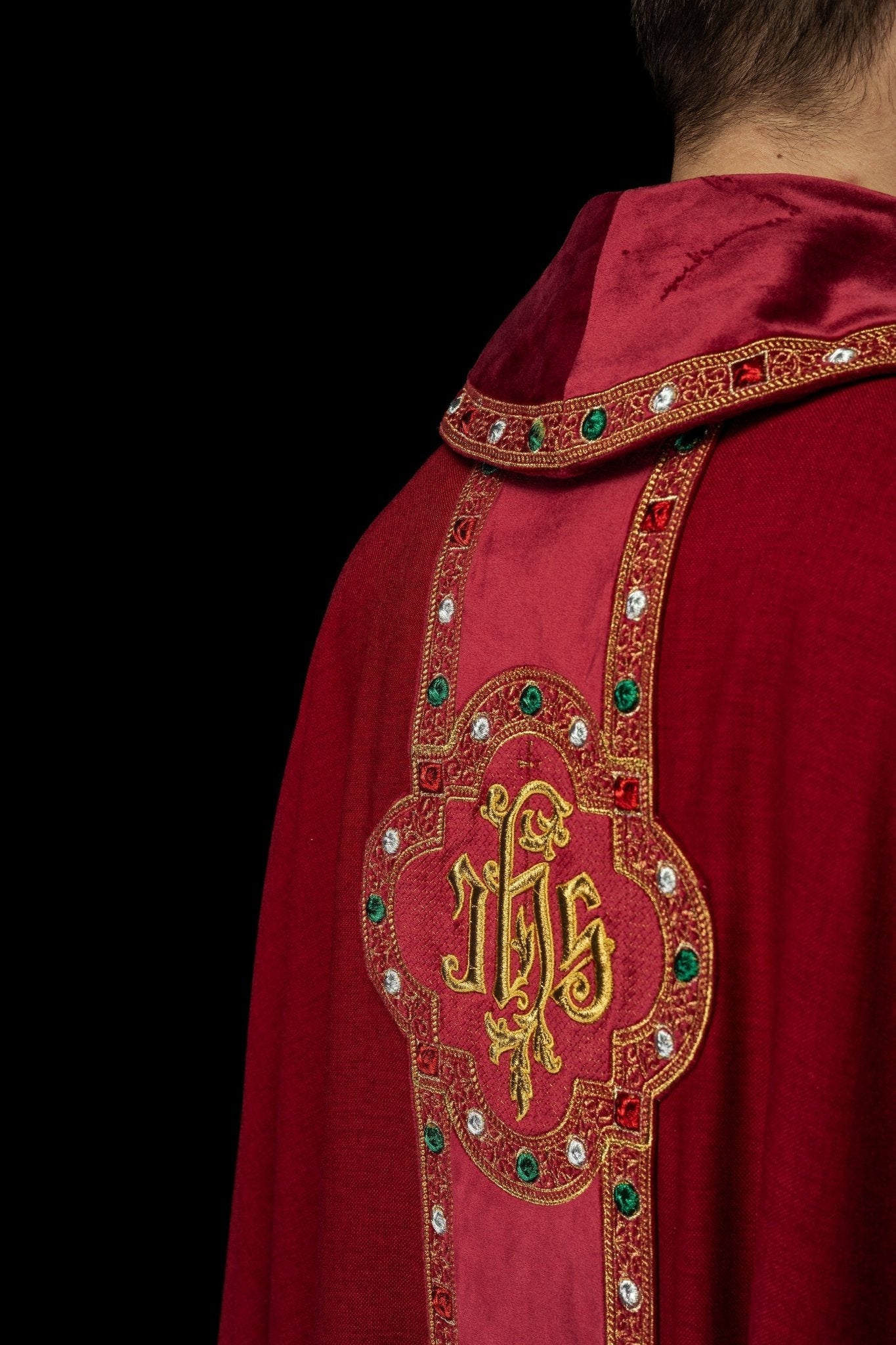 Chasuble avec ceinture richement brodée et passepoil autour de la broderie IHS et du col en rouge S - 7067 - 02 - 70 - CHASUBLES.FR