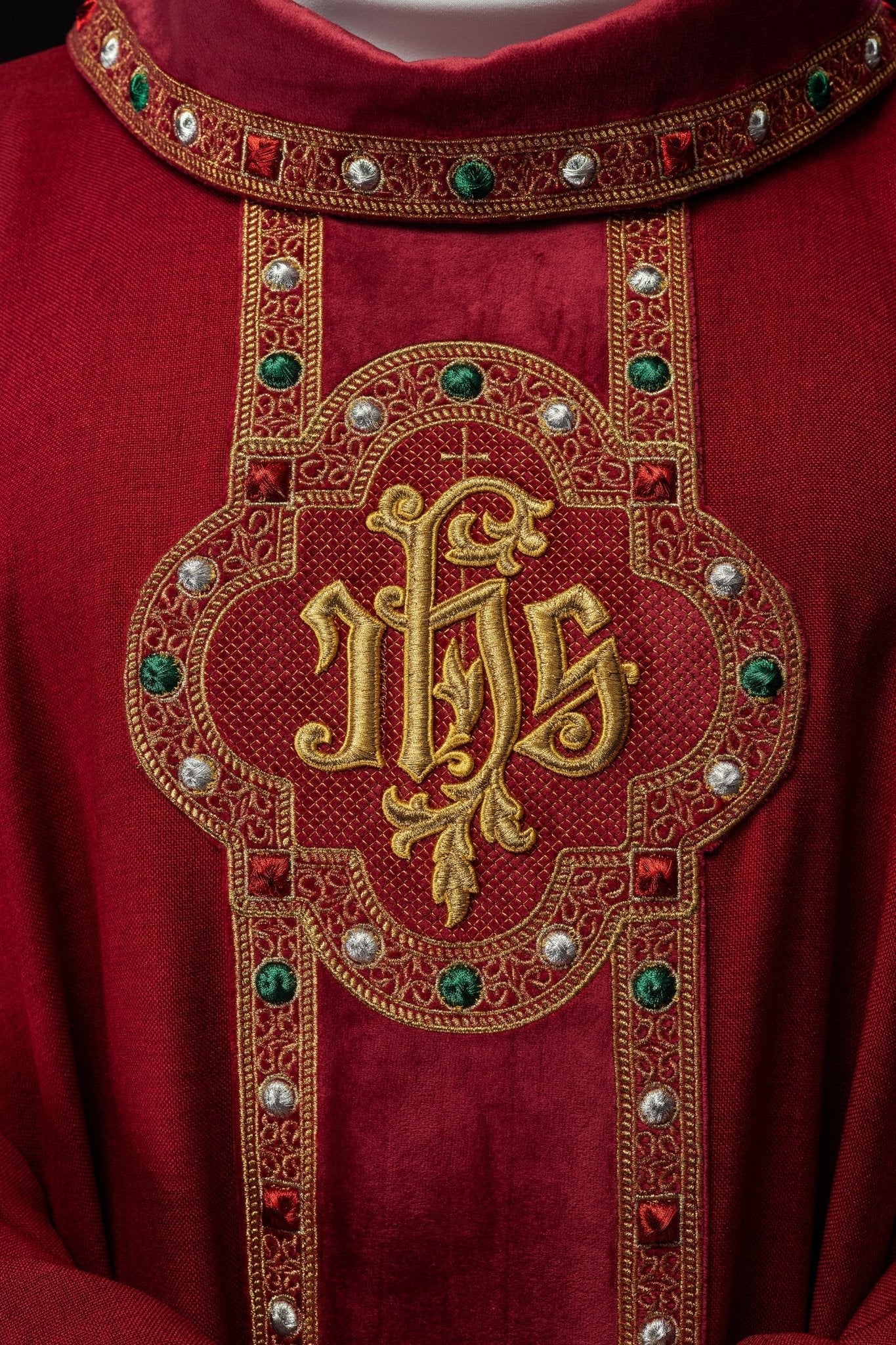 Chasuble avec ceinture richement brodée et passepoil autour de la broderie IHS et du col en rouge S - 7067 - 02 - 70 - CHASUBLES.FR