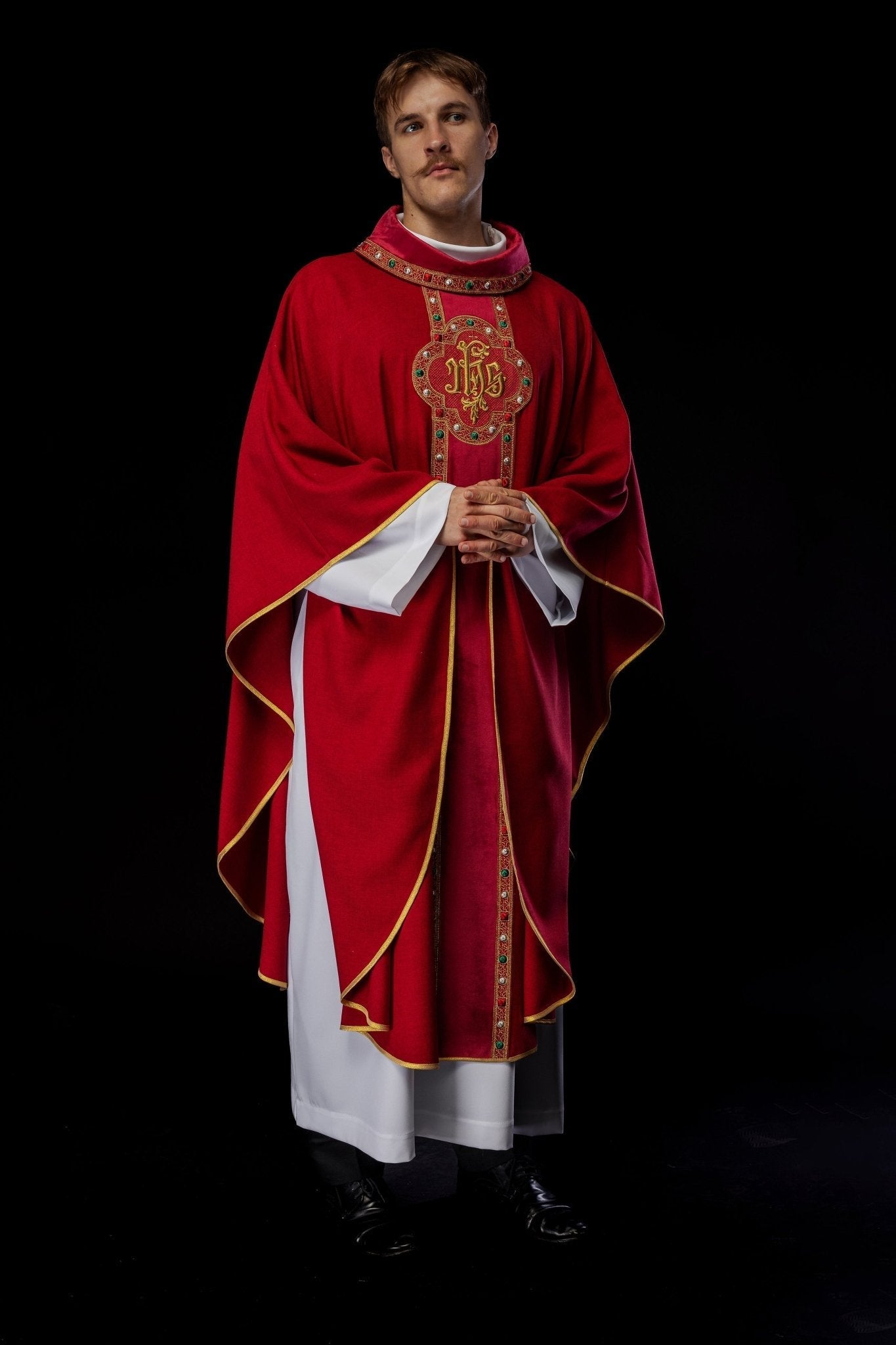 Chasuble avec ceinture richement brodée et passepoil autour de la broderie IHS et du col en rouge S - 7067 - 02 - 70 - CHASUBLES.FR