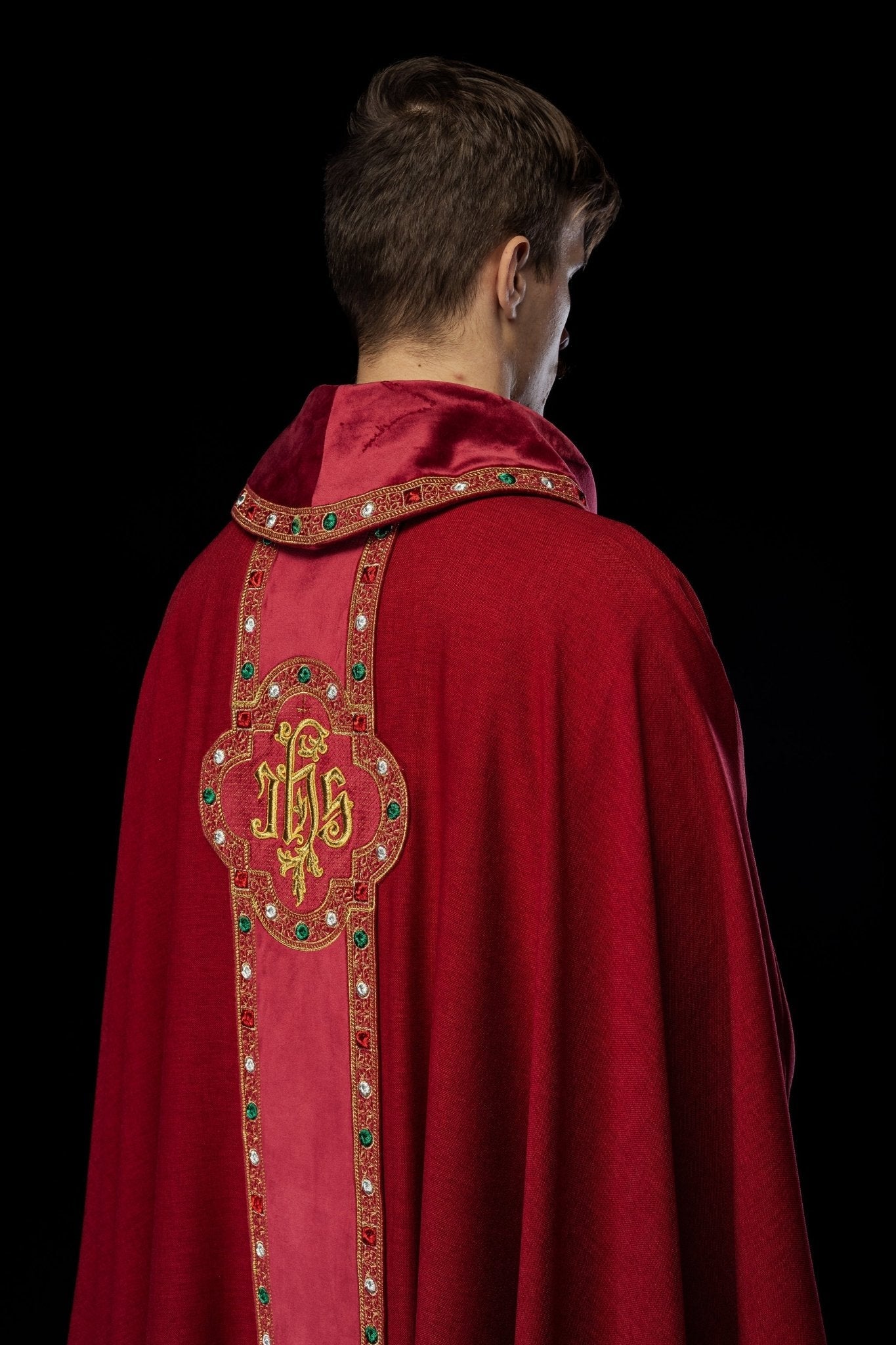 Chasuble avec ceinture richement brodée et passepoil autour de la broderie IHS et du col en rouge S - 7067 - 02 - 70 - CHASUBLES.FR