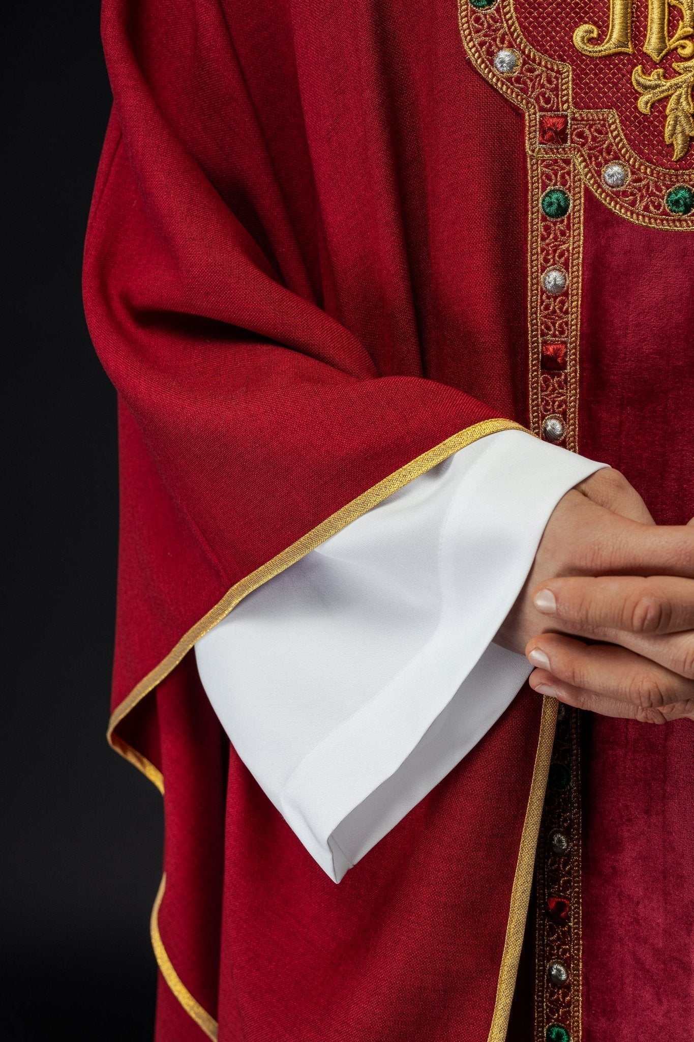 Chasuble avec ceinture richement brodée et passepoil autour de la broderie IHS et du col en rouge S - 7067 - 02 - 70 - CHASUBLES.FR