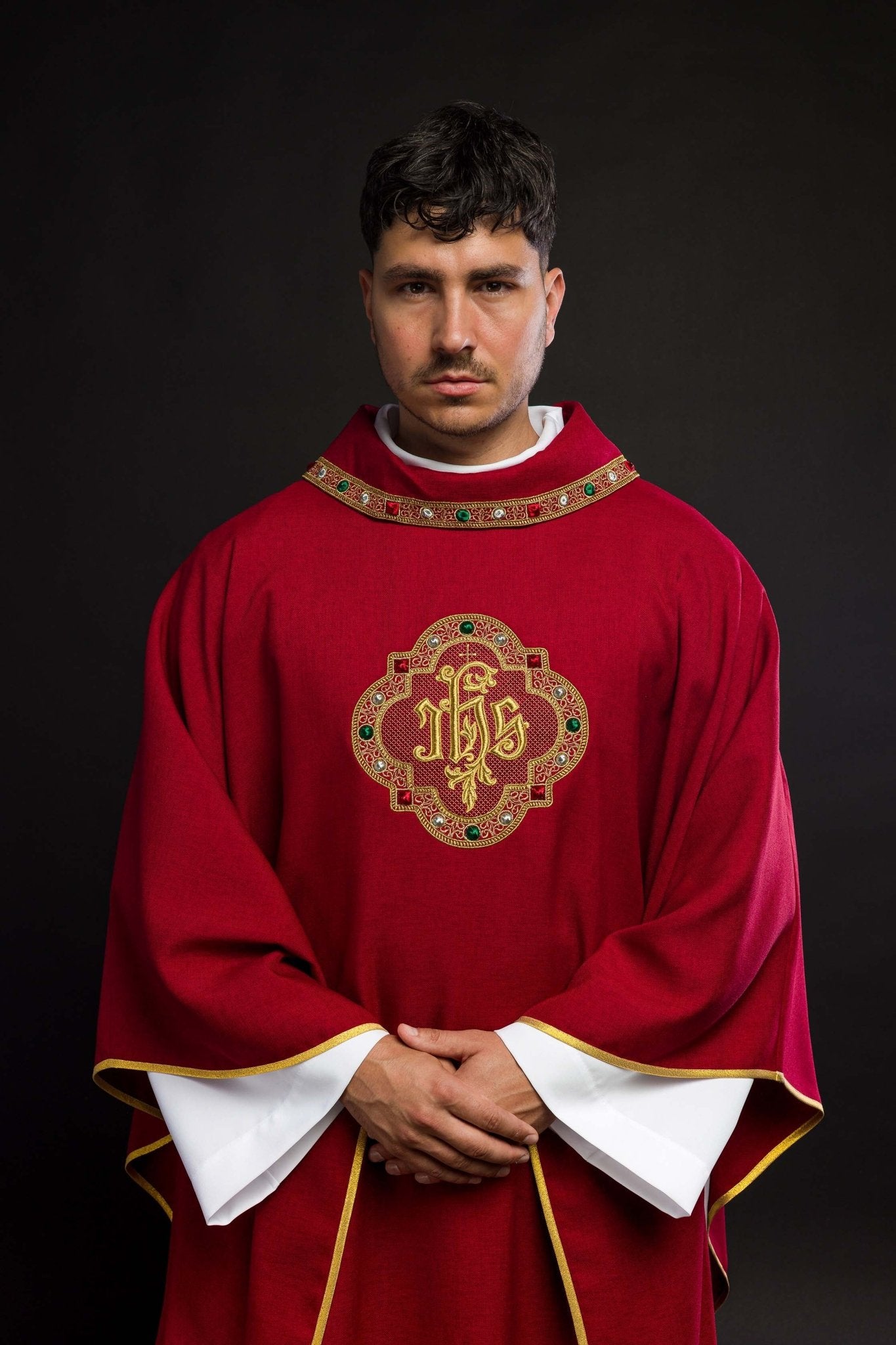 Chasuble avec ceinture richement brodée et passepoil autour de la broderie IHS et du col en rouge S - 7073 - 02 - 70 - CHASUBLES.FR