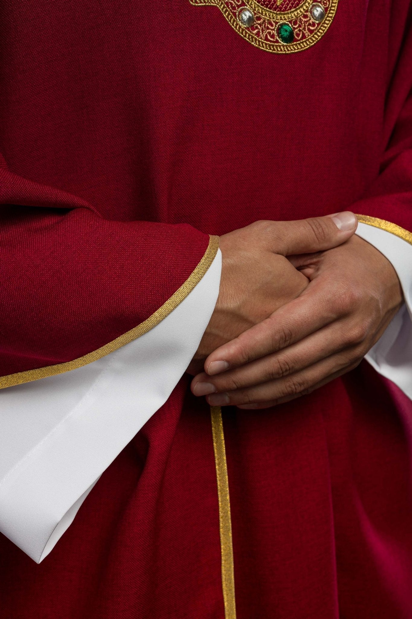 Chasuble avec ceinture richement brodée et passepoil autour de la broderie IHS et du col en rouge S - 7073 - 02 - 70 - CHASUBLES.FR
