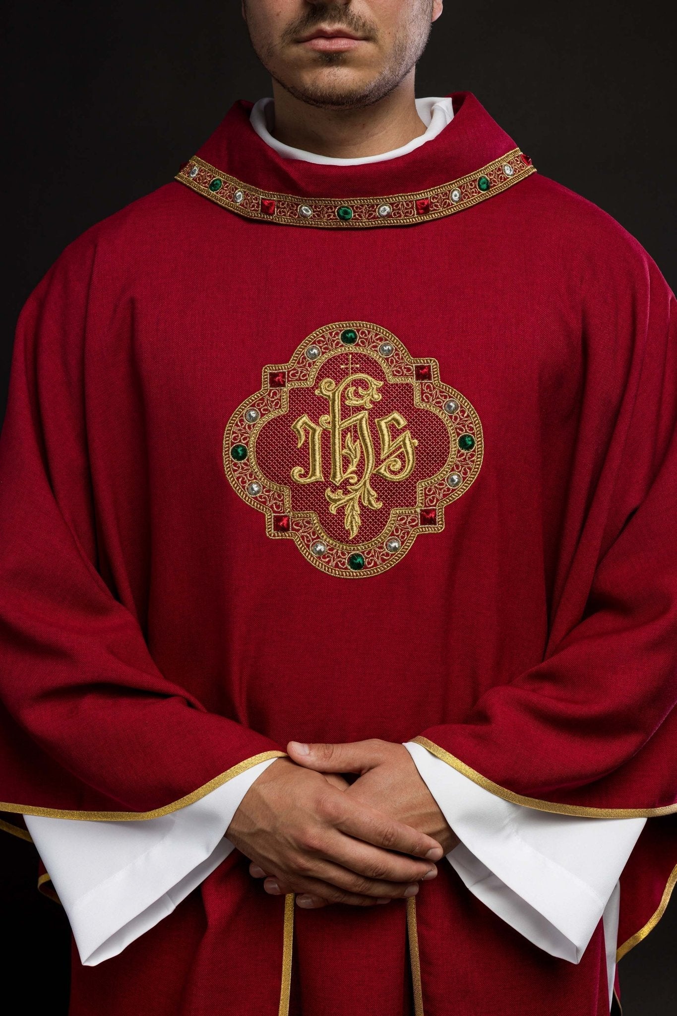Chasuble avec ceinture richement brodée et passepoil autour de la broderie IHS et du col en rouge S - 7073 - 02 - 70 - CHASUBLES.FR