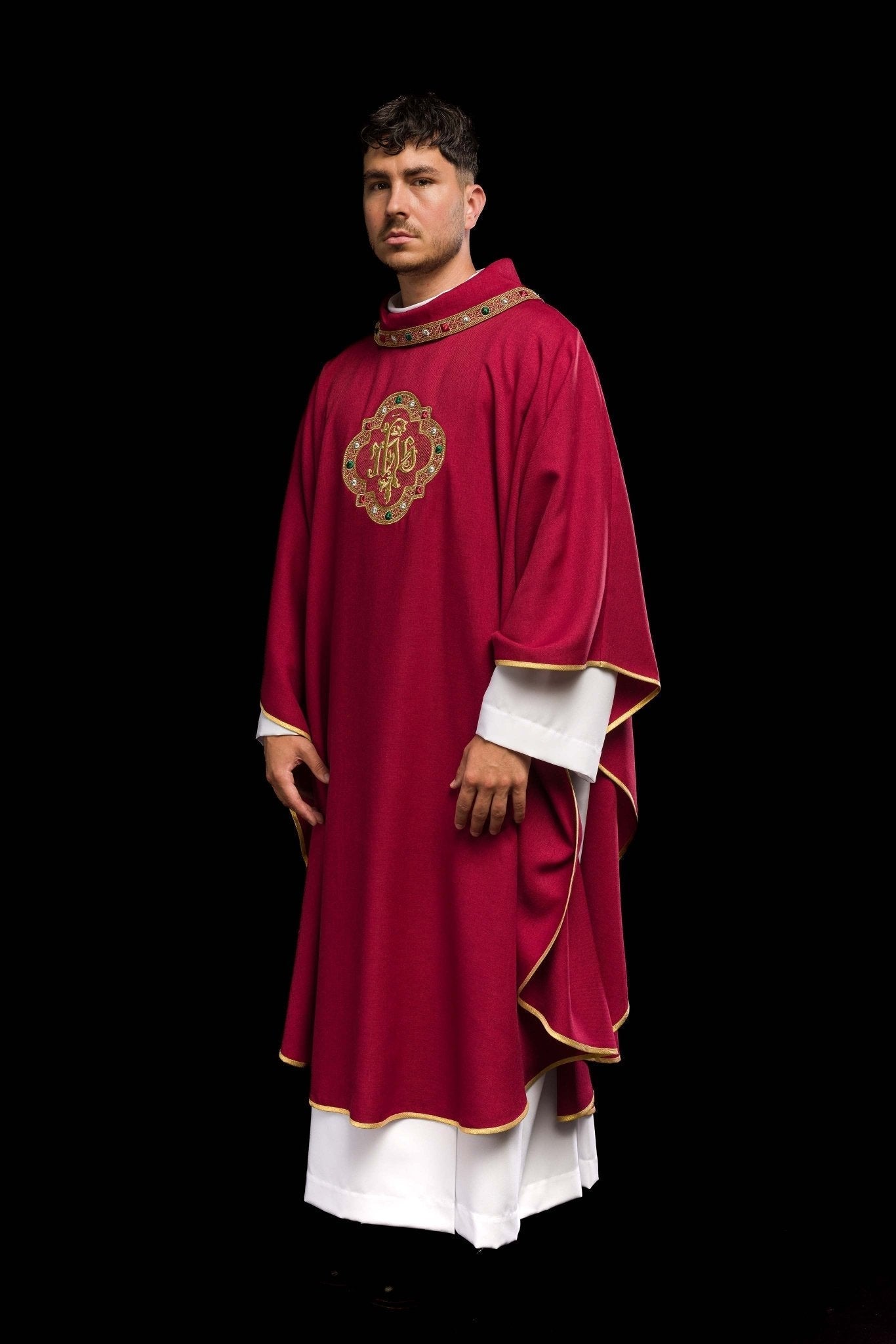 Chasuble avec ceinture richement brodée et passepoil autour de la broderie IHS et du col en rouge S - 7073 - 02 - 70 - CHASUBLES.FR