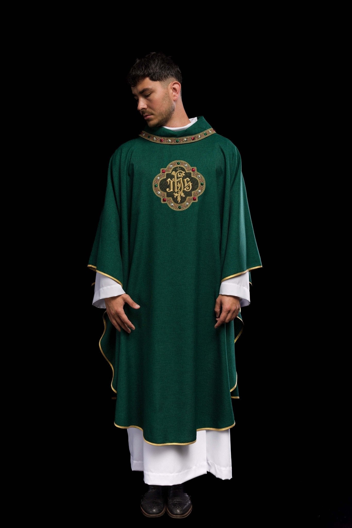 Chasuble avec ceinture richement brodée et passepoil autour de la broderie IHS et du col en vert S - 7073 - 01 - 70 - CHASUBLES.FR