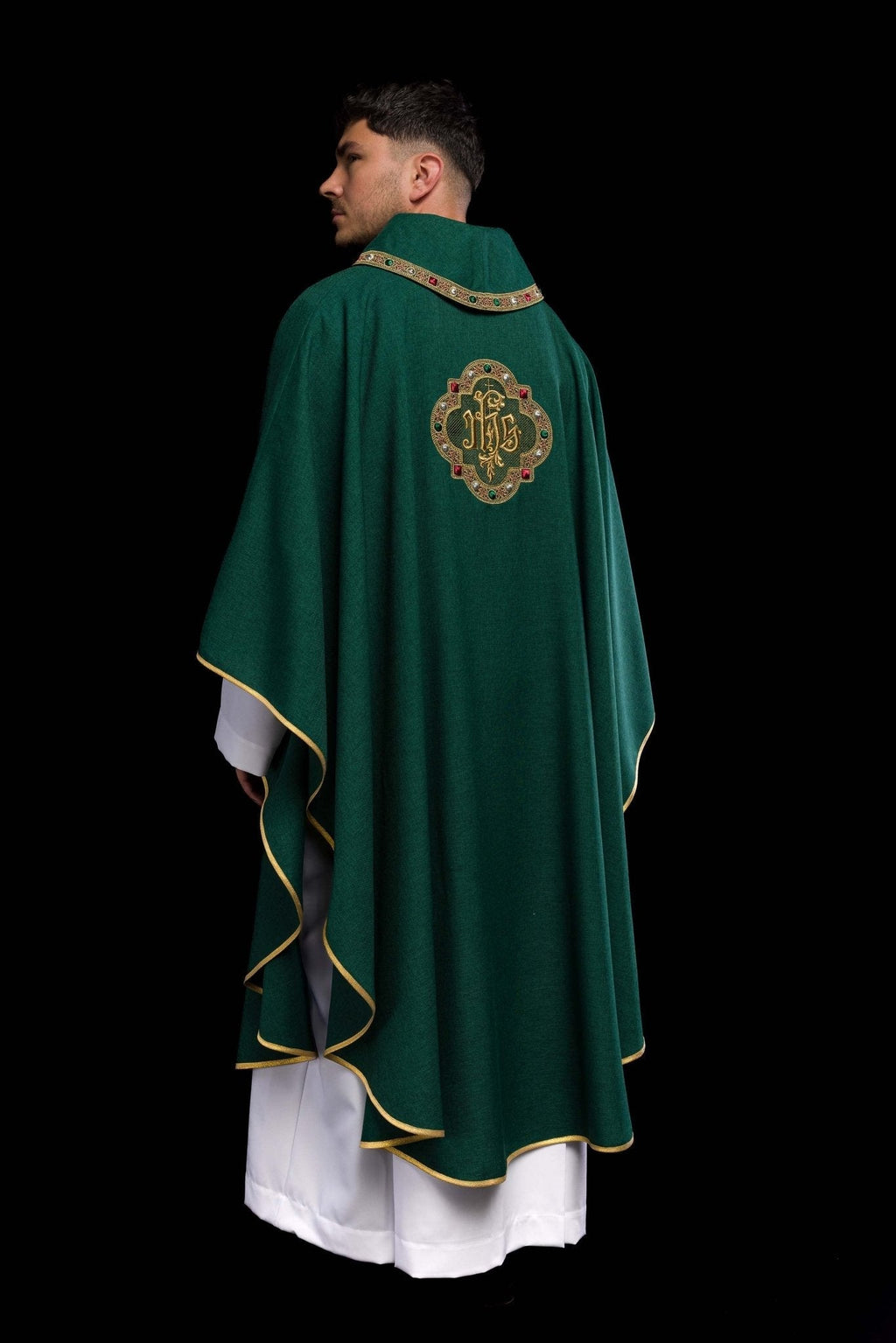 Chasuble avec ceinture richement brodée et passepoil autour de la broderie IHS et du col en vert S - 7073 - 01 - 70 - CHASUBLES.FR