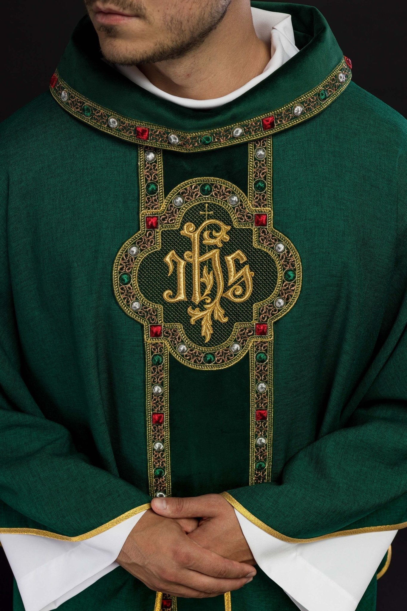 Chasuble avec ceinture richement brodée et passepoil autour de la broderie IHS et du col en vert S - 7067 - 01 - 70 - CHASUBLES.FR