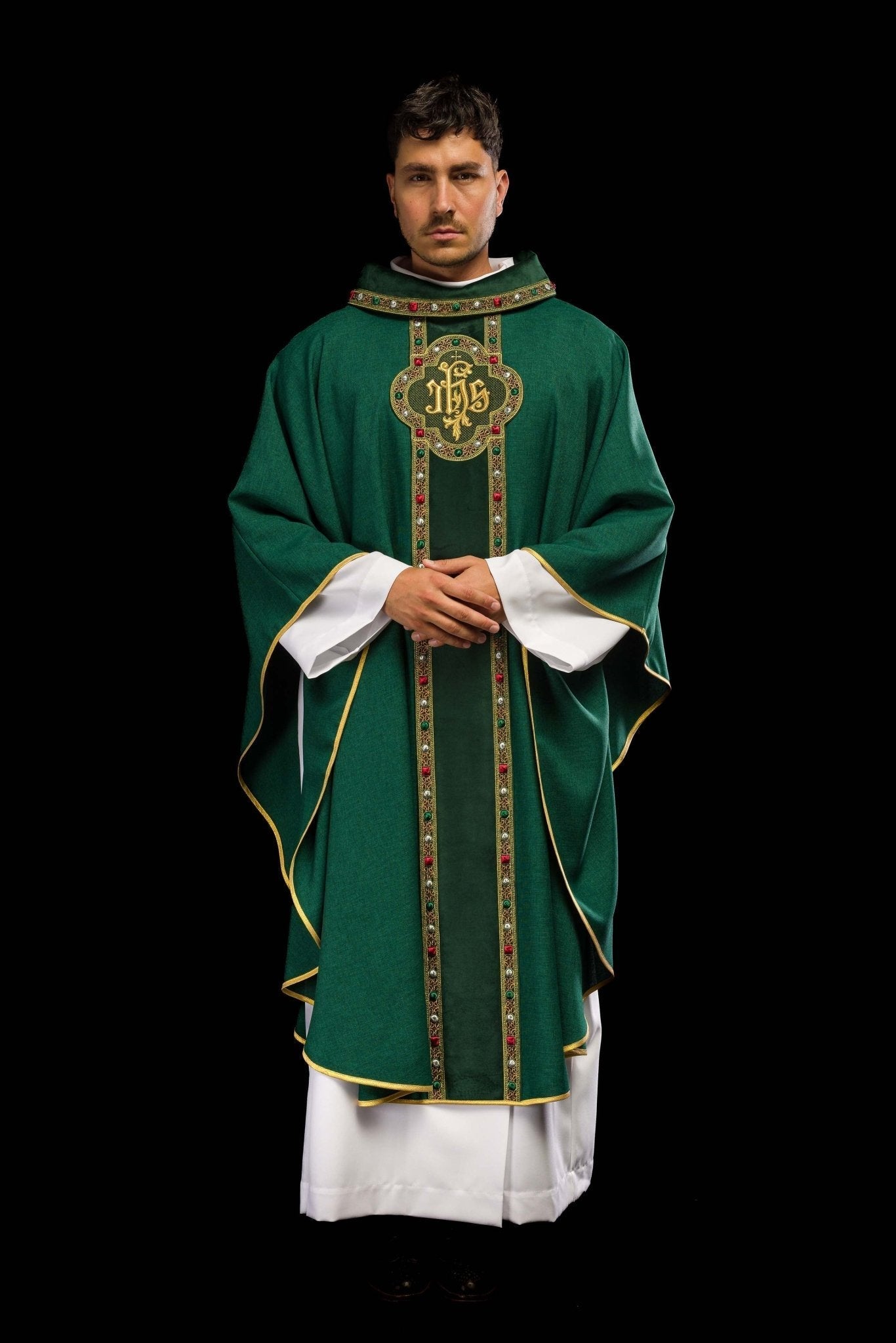 Chasuble avec ceinture richement brodée et passepoil autour de la broderie IHS et du col en vert S - 7067 - 01 - 70 - CHASUBLES.FR
