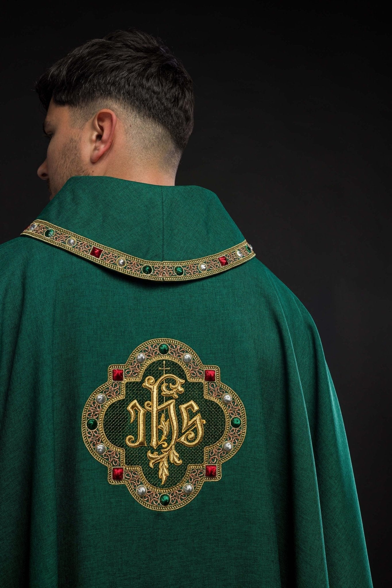 Chasuble avec ceinture richement brodée et passepoil autour de la broderie IHS et du col en vert S - 7073 - 01 - 70 - CHASUBLES.FR