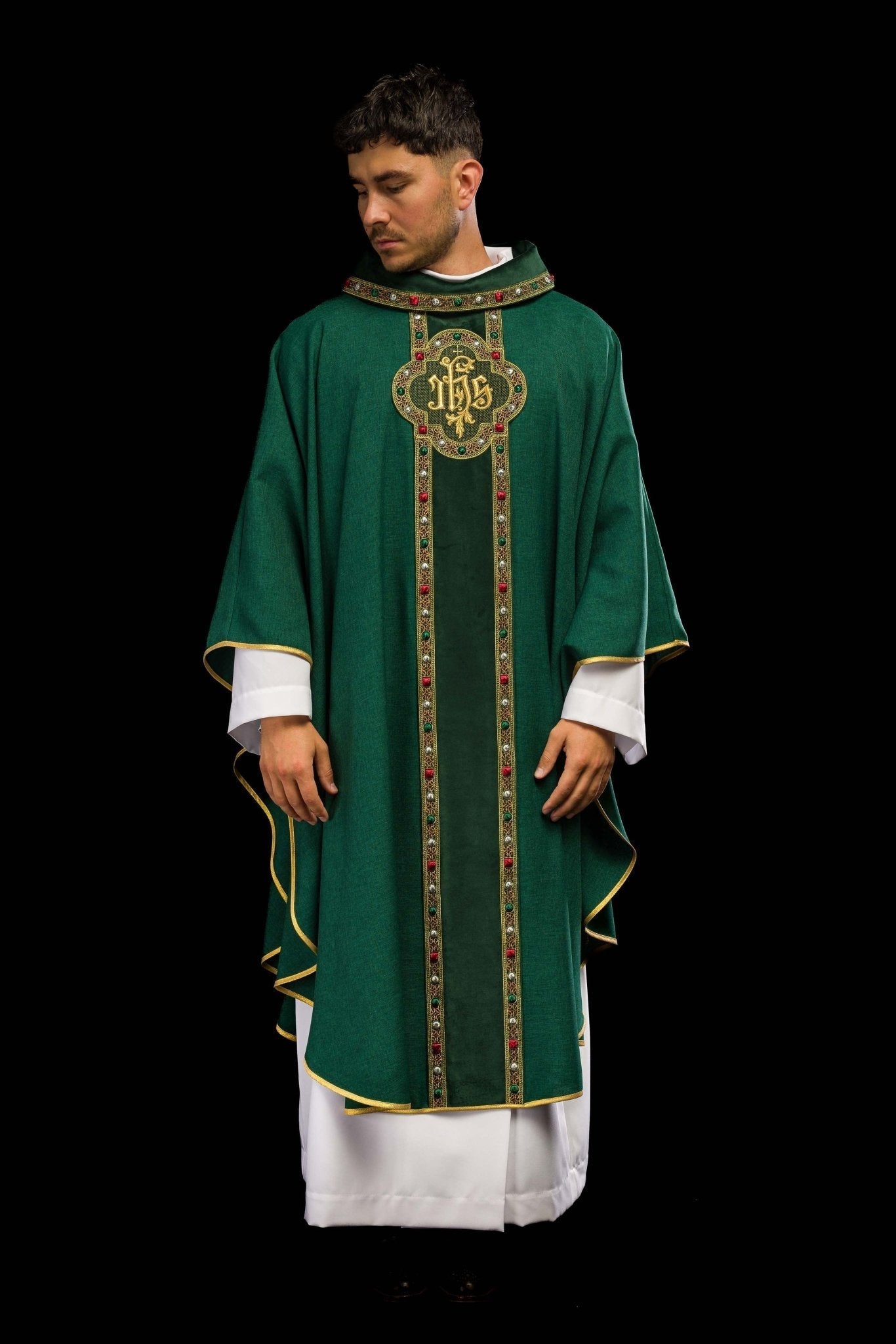 Chasuble avec ceinture richement brodée et passepoil autour de la broderie IHS et du col en vert S - 7067 - 01 - 70 - CHASUBLES.FR