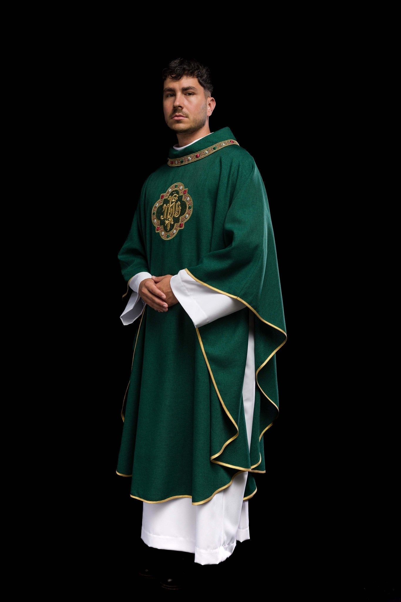 Chasuble avec ceinture richement brodée et passepoil autour de la broderie IHS et du col en vert S - 7073 - 01 - 70 - CHASUBLES.FR