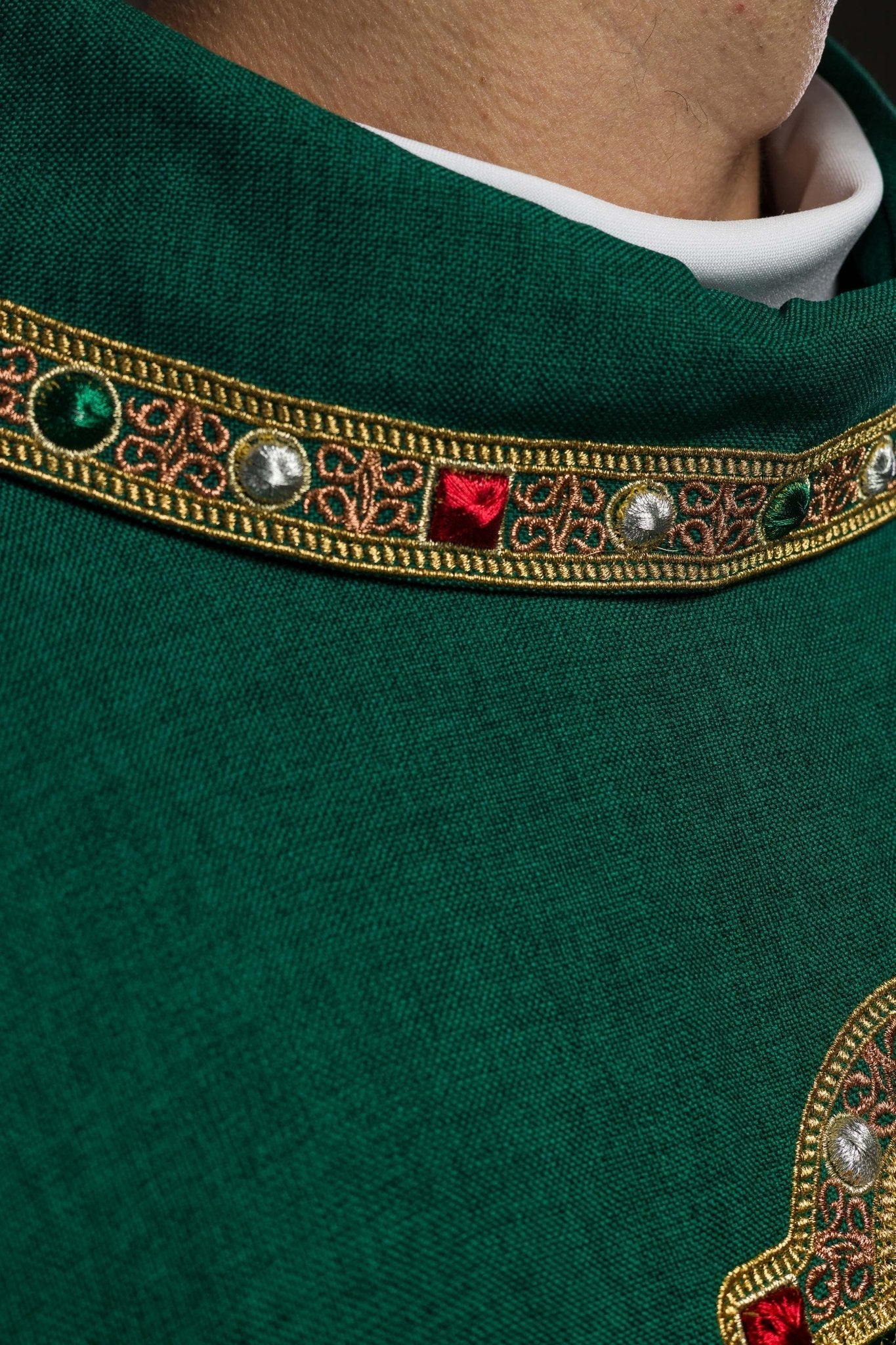 Chasuble avec ceinture richement brodée et passepoil autour de la broderie IHS et du col en vert S - 7073 - 01 - 70 - CHASUBLES.FR