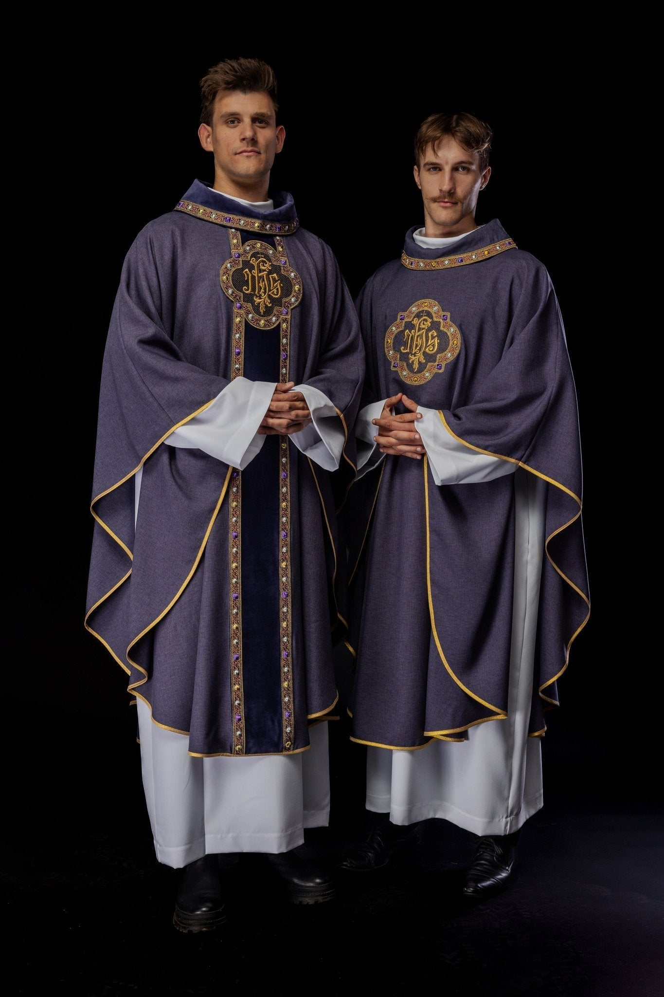 Chasuble avec ceinture richement brodée et passepoil autour de la broderie IHS et du col en violet S - 7073 - 03 - 70 - CHASUBLES.FR