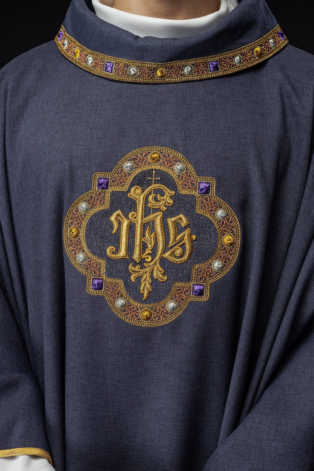 Chasuble avec ceinture richement brodée et passepoil autour de la broderie IHS et du col en violet S - 7073 - 03 - 70 - CHASUBLES.FR