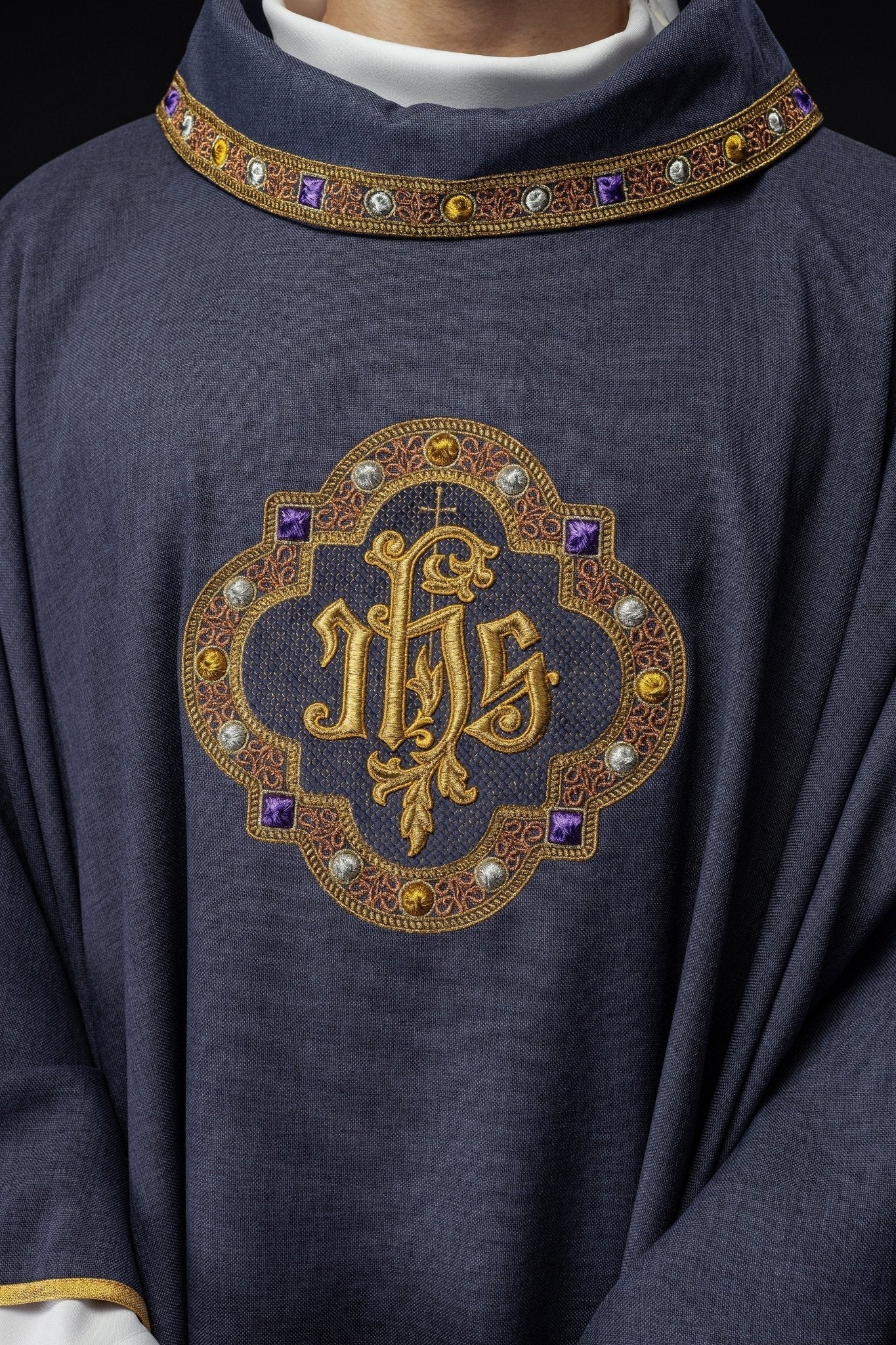 Chasuble avec ceinture richement brodée et passepoil autour de la broderie IHS et du col en violet S - 7073 - 03 - 70 - CHASUBLES.FR