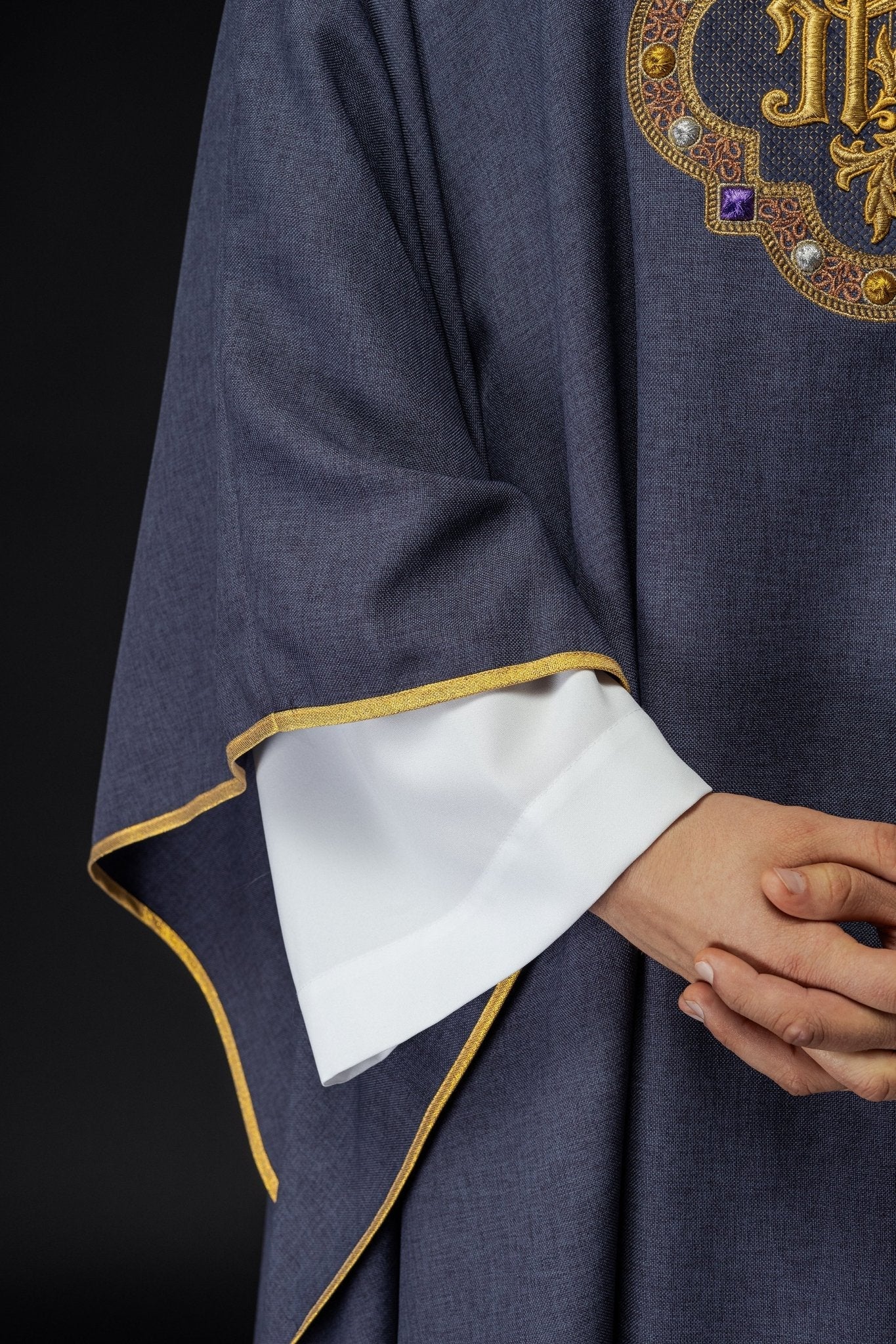 Chasuble avec ceinture richement brodée et passepoil autour de la broderie IHS et du col en violet S - 7073 - 03 - 70 - CHASUBLES.FR