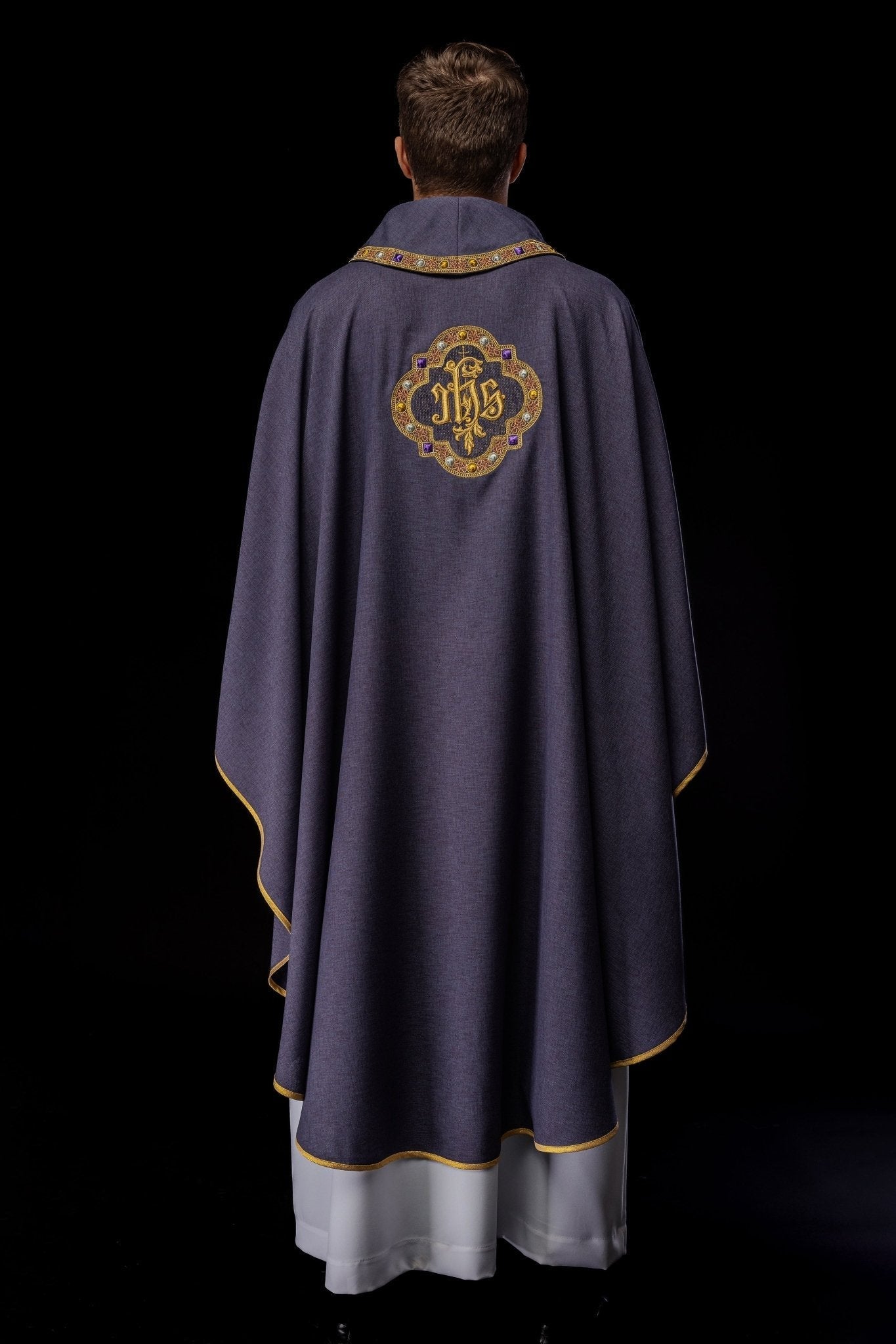 Chasuble avec ceinture richement brodée et passepoil autour de la broderie IHS et du col en violet S - 7073 - 03 - 70 - CHASUBLES.FR