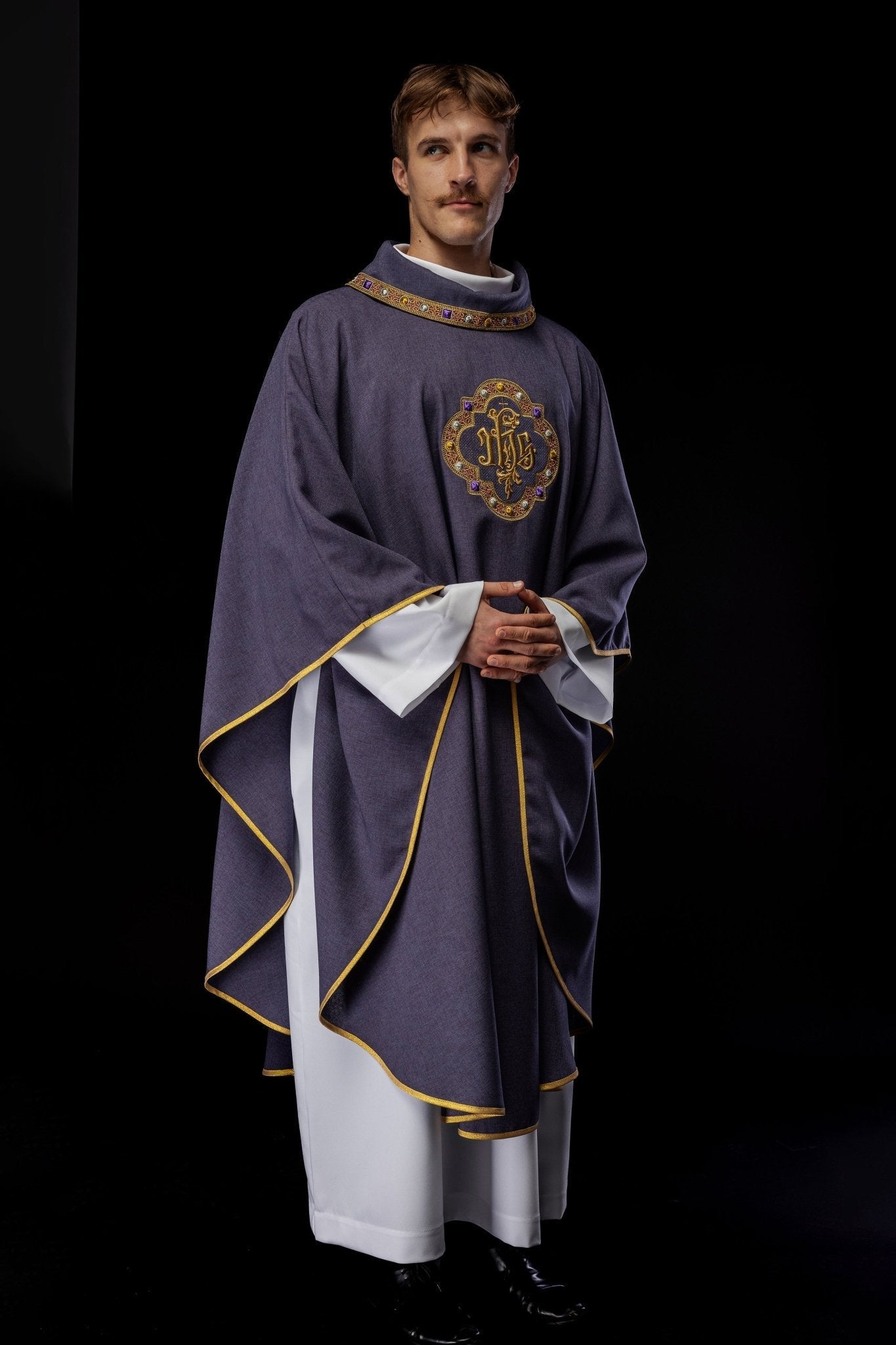 Chasuble avec ceinture richement brodée et passepoil autour de la broderie IHS et du col en violet S - 7073 - 03 - 70 - CHASUBLES.FR
