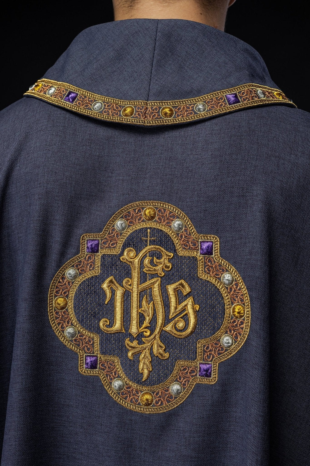Chasuble avec ceinture richement brodée et passepoil autour de la broderie IHS et du col en violet S - 7073 - 03 - 70 - CHASUBLES.FR