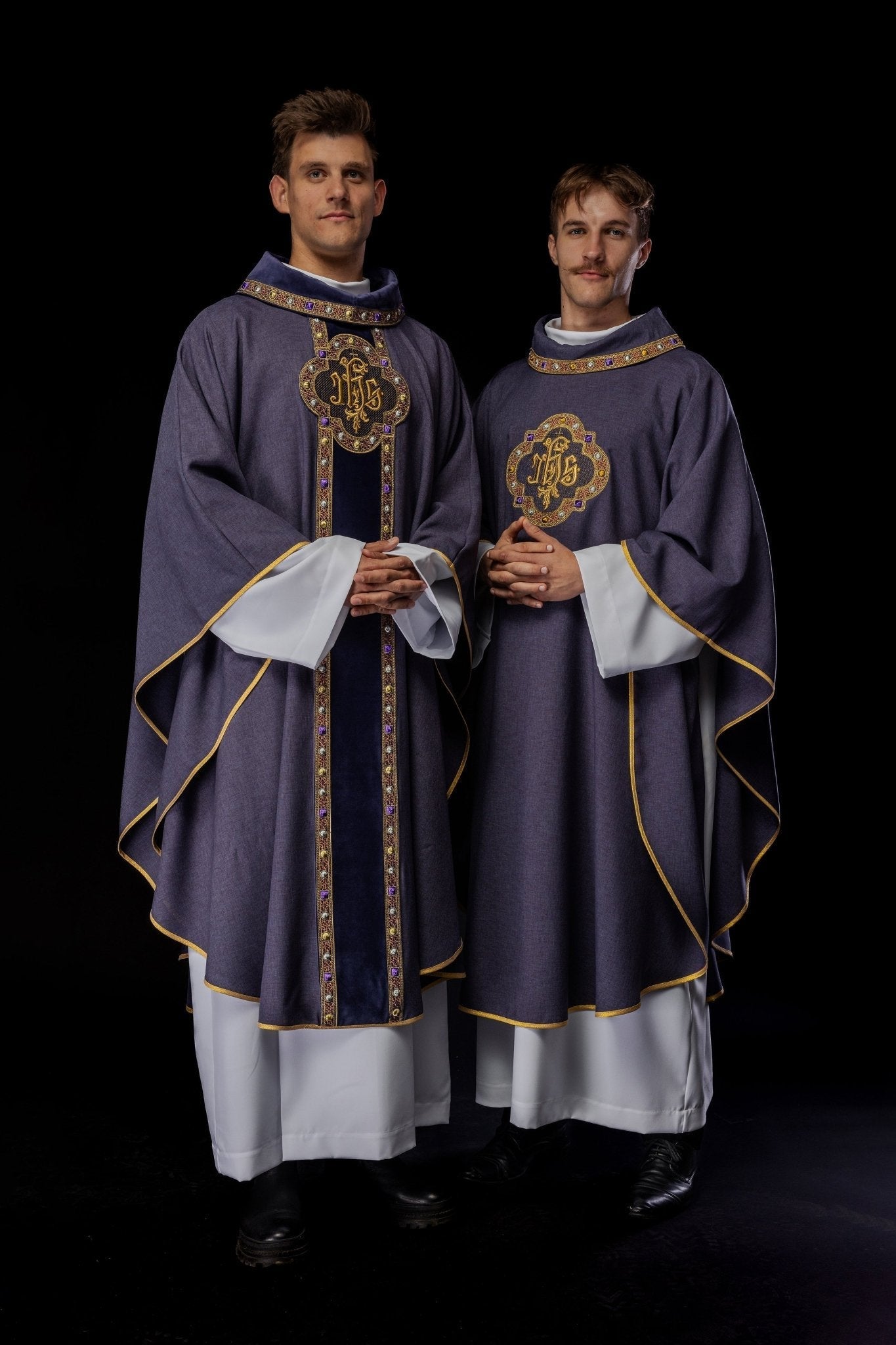 Chasuble avec ceinture richement brodée et passepoil autour de la broderie IHS et du col en violet S - 7073 - 03 - 70 - CHASUBLES.FR