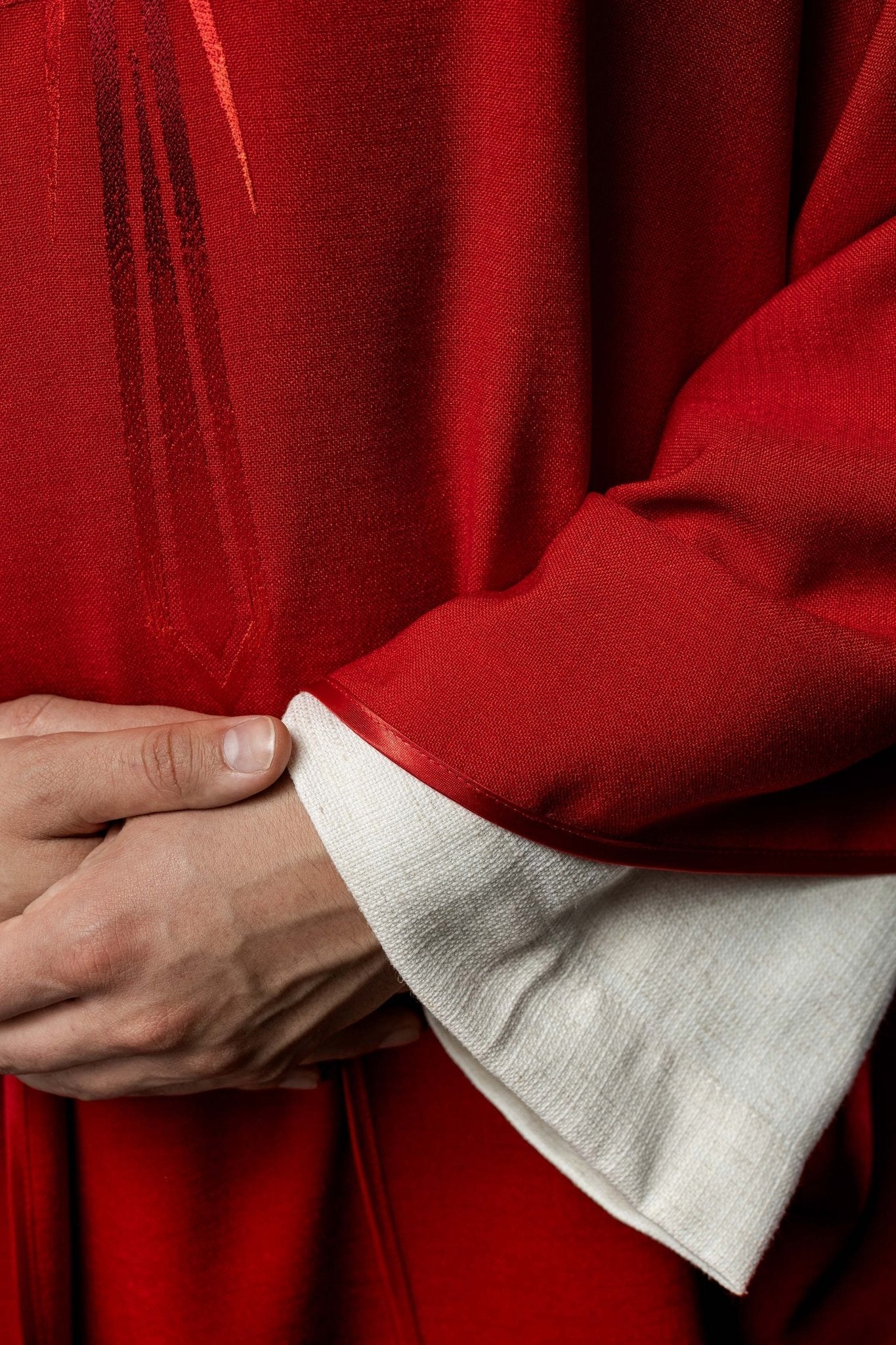 Chasuble avec croix brodée en rouge HA7034 - 02 CZERWONY - CHASUBLES.FR
