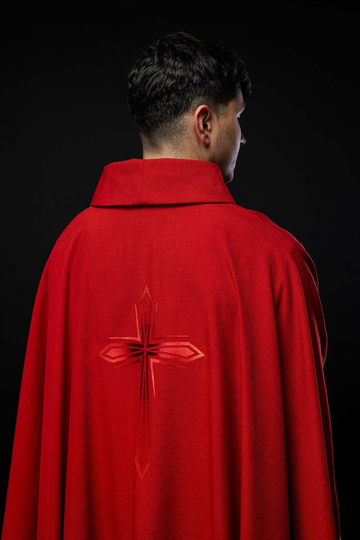 Chasuble avec croix brodée en rouge HA7034 - 02 CZERWONY - CHASUBLES.FR