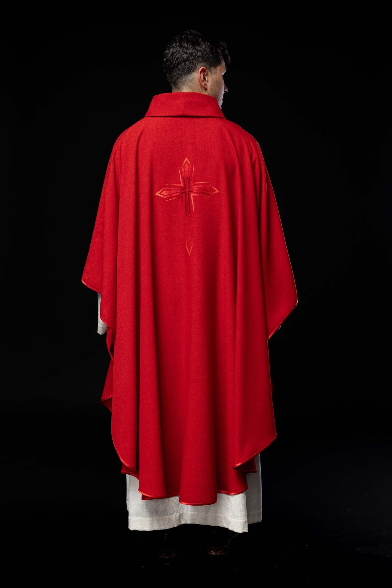 Chasuble avec croix brodée en rouge HA7034 - 02 CZERWONY - CHASUBLES.FR