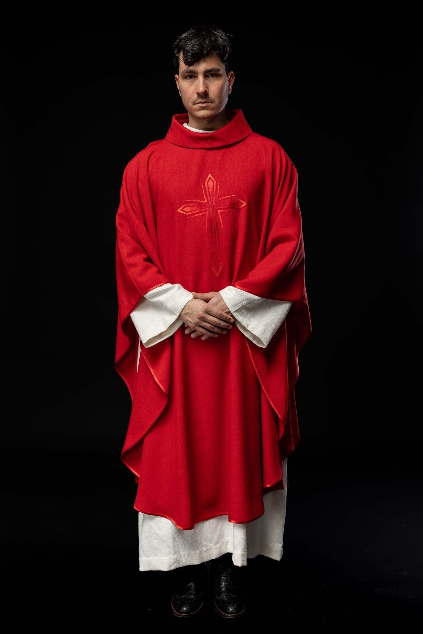Chasuble avec croix brodée en rouge HA7034 - 02 CZERWONY - CHASUBLES.FR