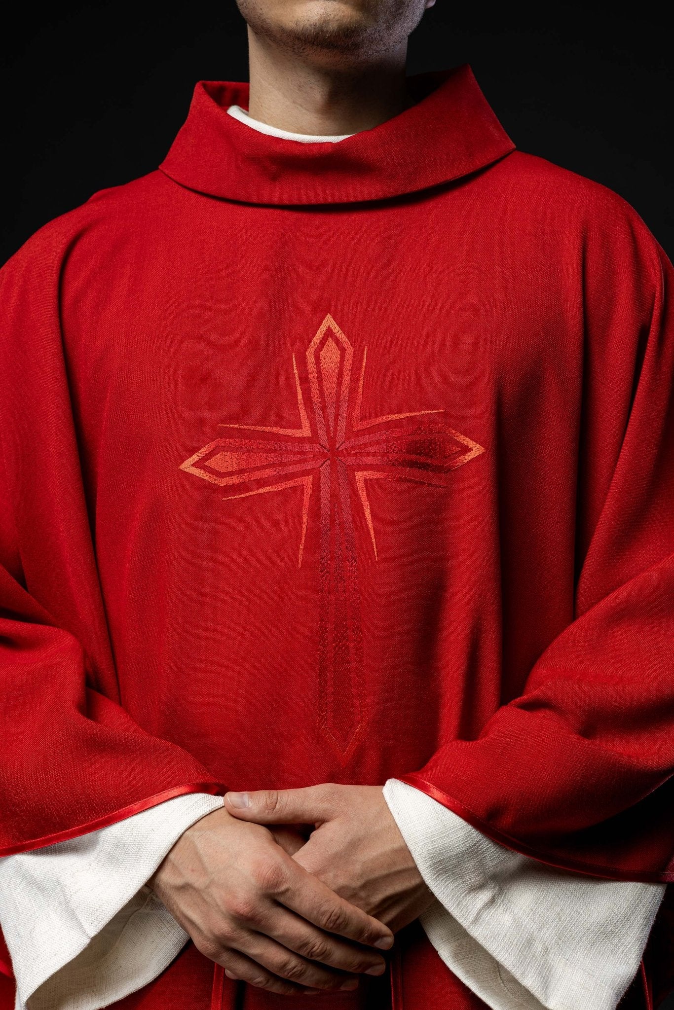 Chasuble avec croix brodée en rouge HA7034 - 02 CZERWONY - CHASUBLES.FR