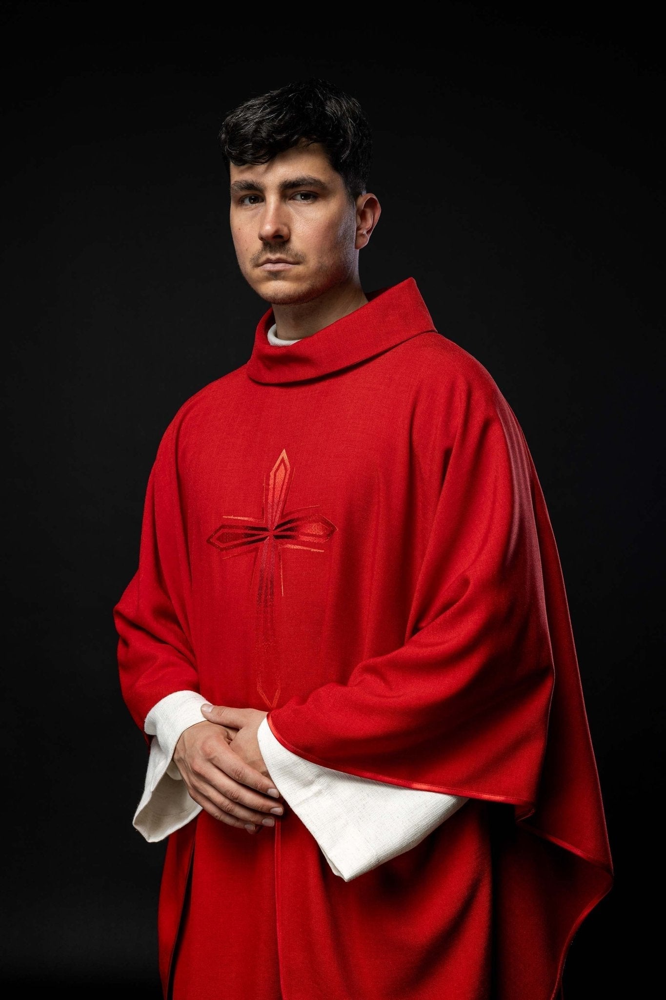 Chasuble avec croix brodée en rouge HA7034 - 02 CZERWONY - CHASUBLES.FR