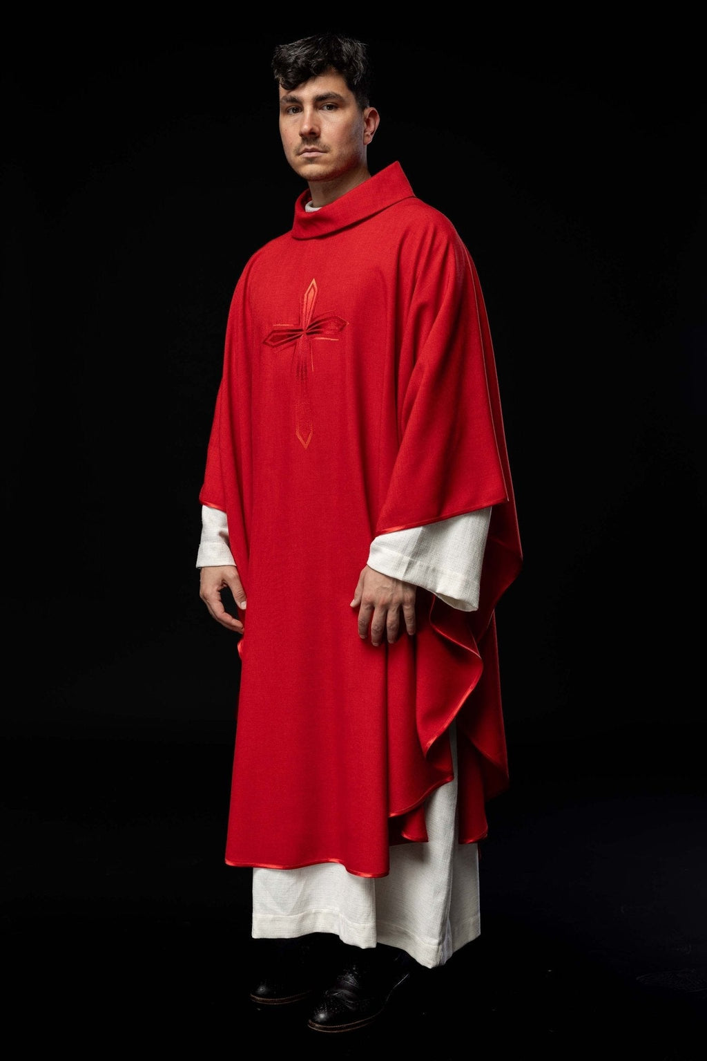 Chasuble avec croix brodée en rouge HA7034 - 02 CZERWONY - CHASUBLES.FR