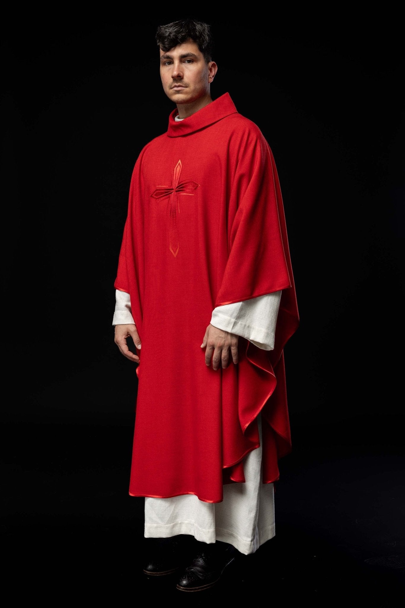Chasuble avec croix brodée en rouge HA7034 - 02 CZERWONY - CHASUBLES.FR