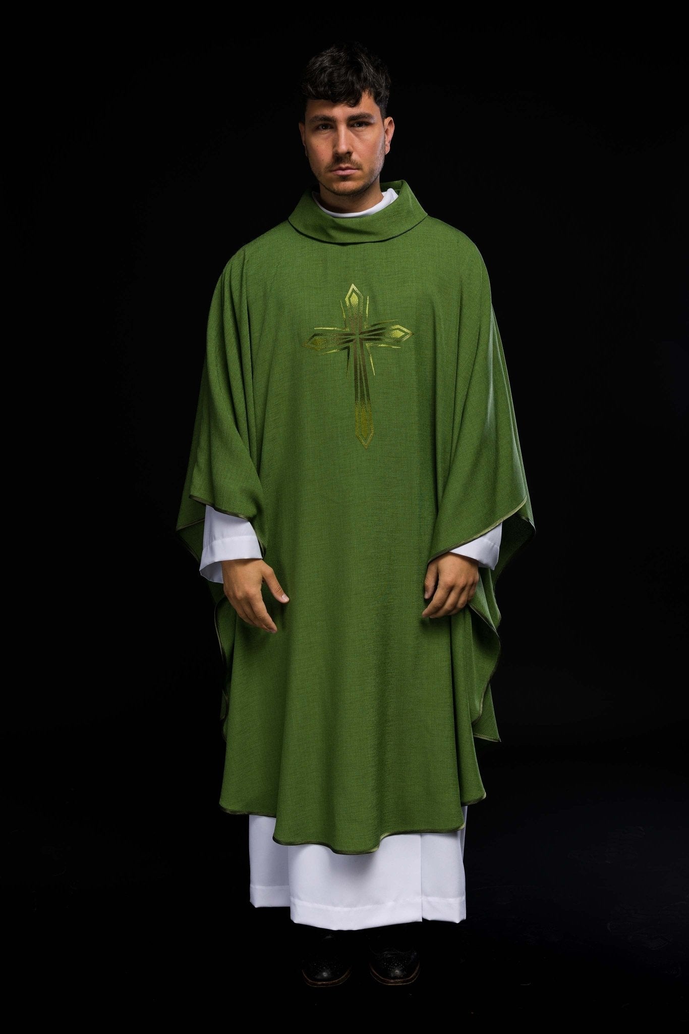 Chasuble avec croix brodée en vert HA7034 - 01 ZIELONY - CHASUBLES.FR