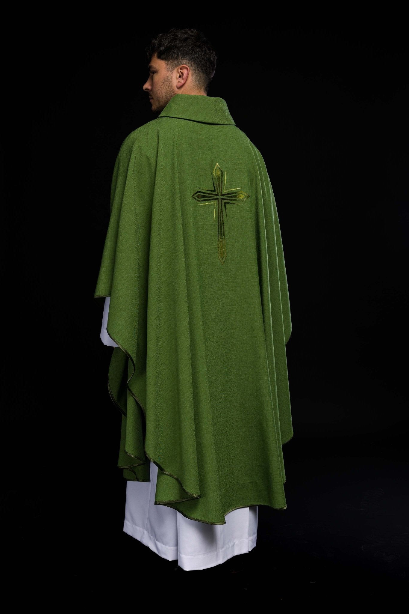 Chasuble avec croix brodée en vert HA7034 - 01 ZIELONY - CHASUBLES.FR